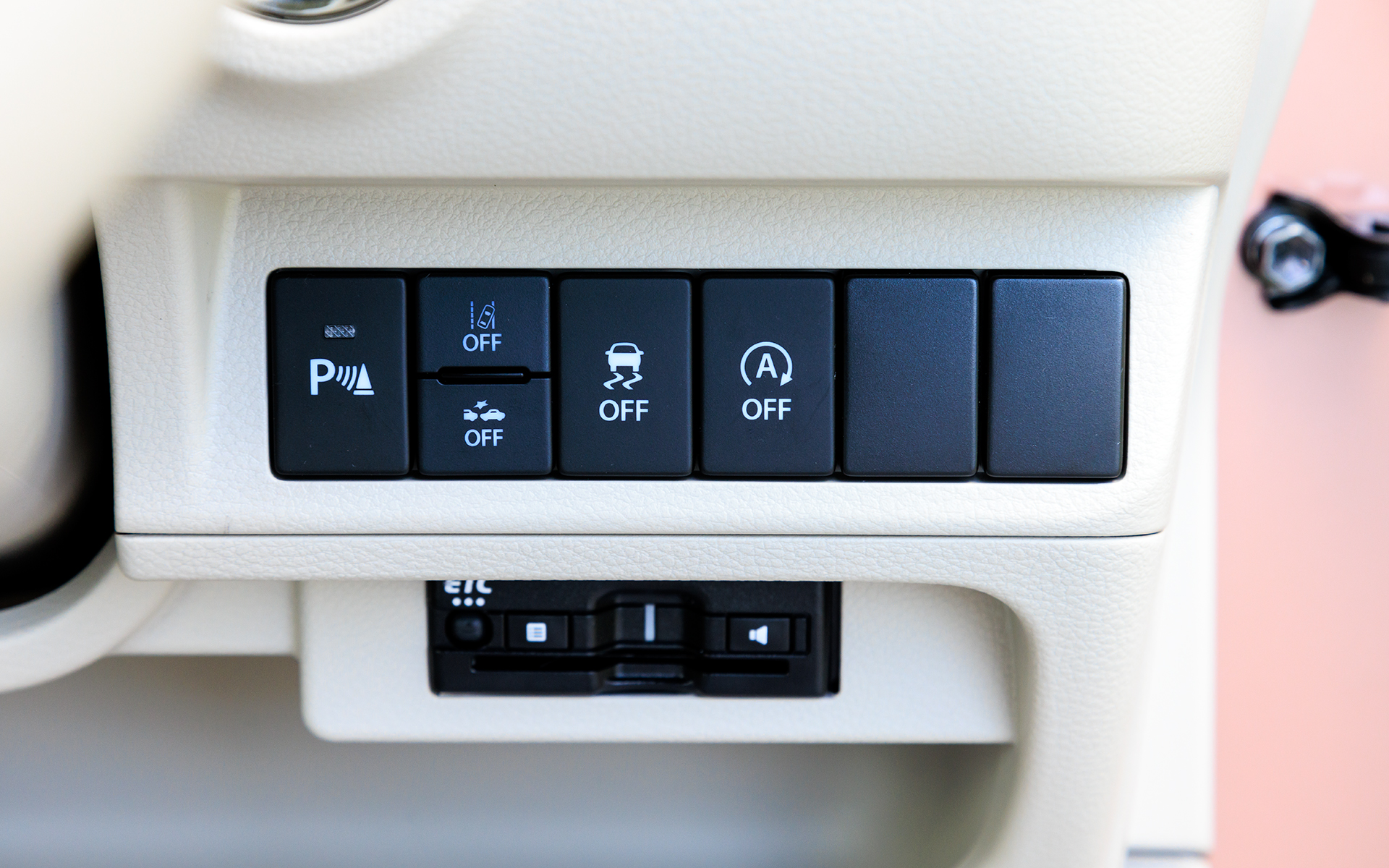 ステアリングコラム右側には安全装備系を中心としたスイッチが並ぶ