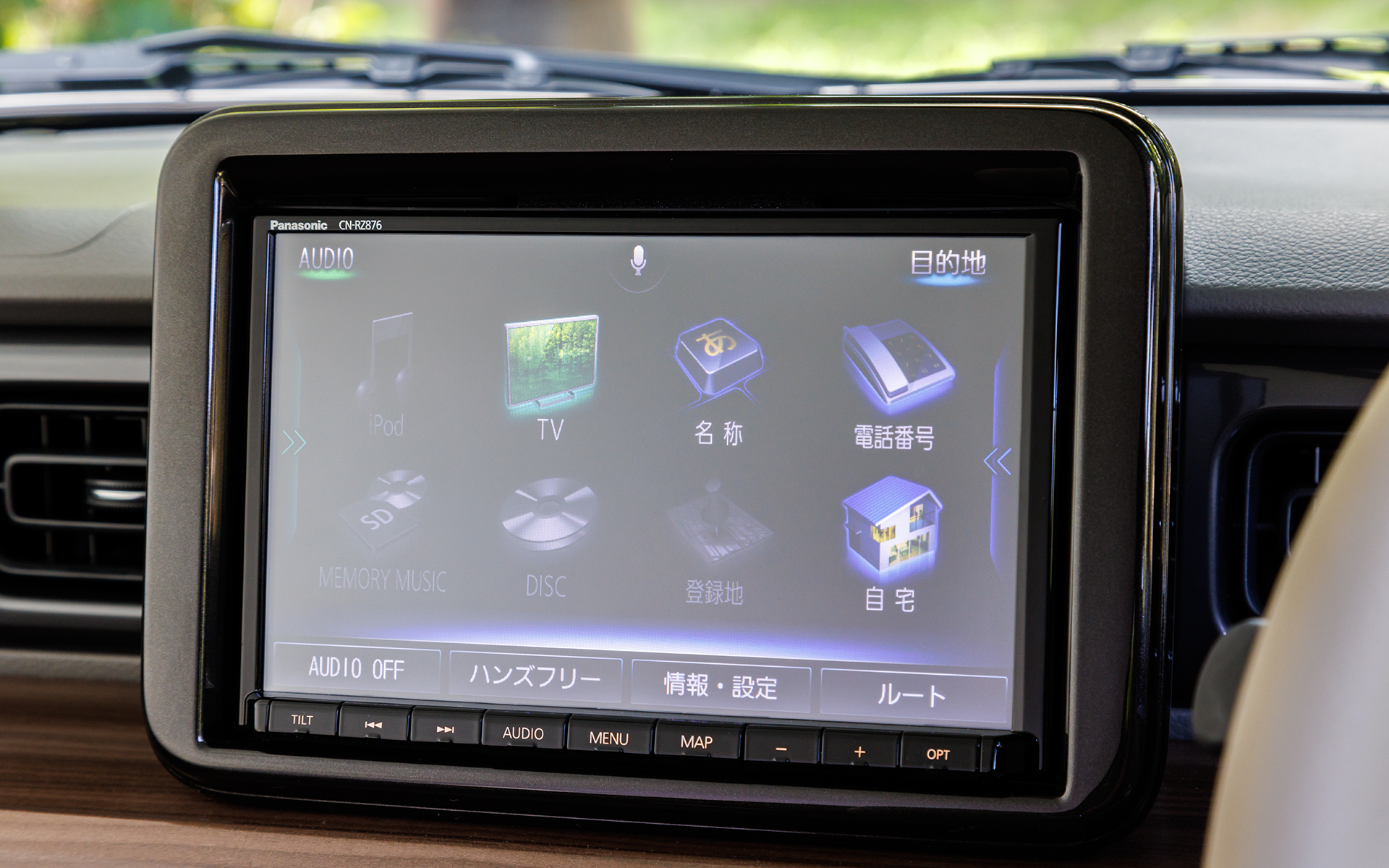 オーディオレス仕様が標準。Xグレードは6スピーカー、Lグレードは2スピーカーを装備。撮影車両はオプションの8インチメモリーナビを装着