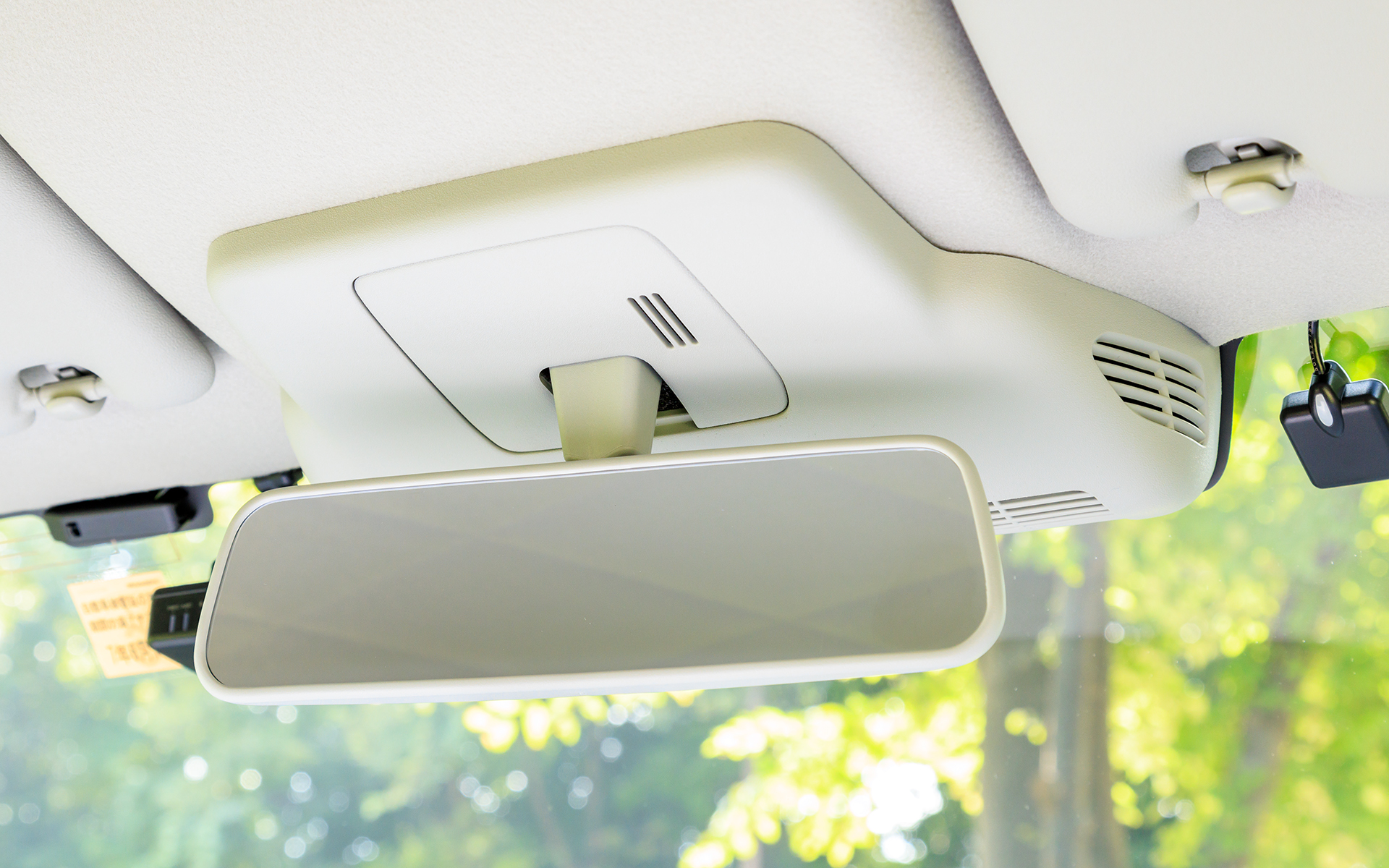 バックミラー周辺。ステレオカメラ付だが存在が目立たないほどコンパクト