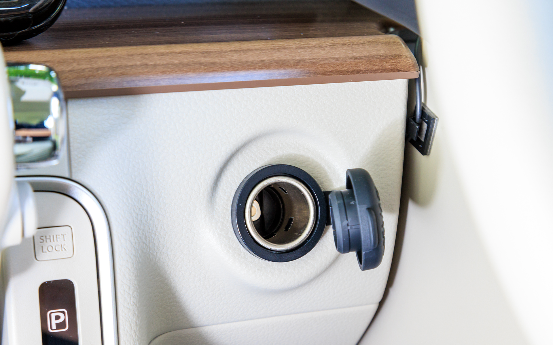 キーシリンダー部分を利用したDC12Vソケット