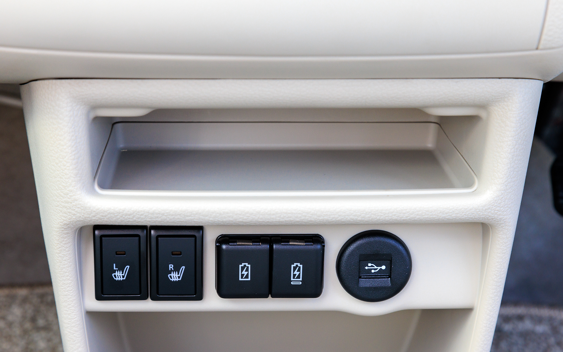 Xグレードは運転席、助手席ともシートヒーターが標準。Lグレードは運転席のみだが4WD車は助手席も標準。USB電源ソケットは標準装備になる