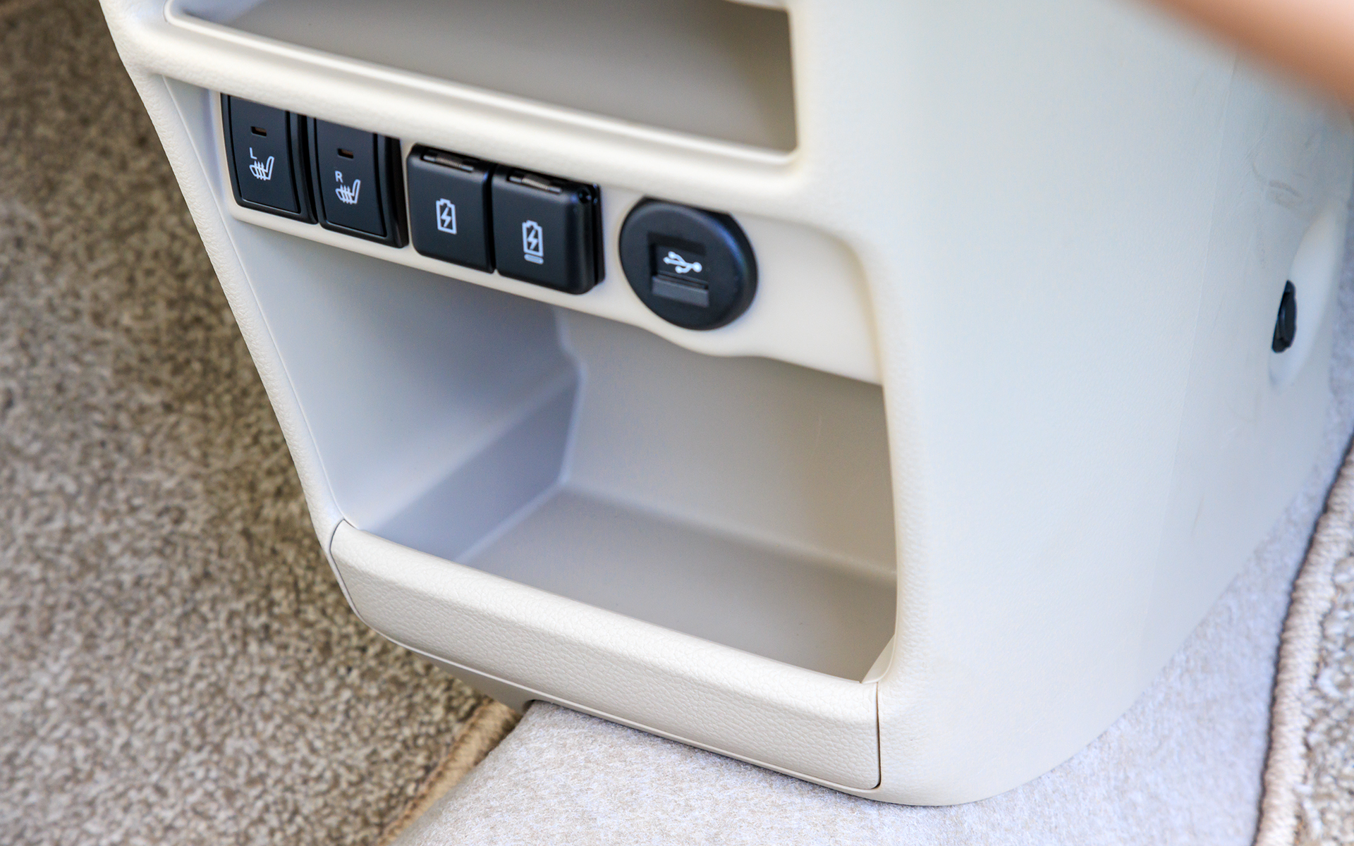 下部にはポケットタイプの収納