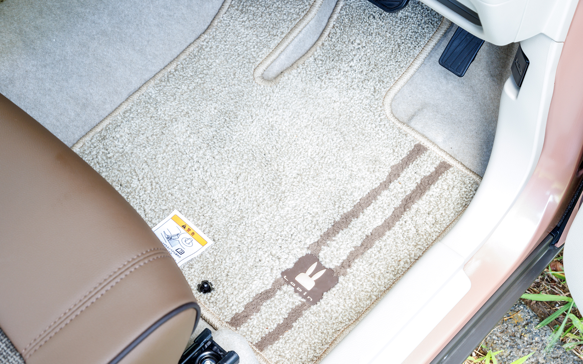 オプションのフロアマットにもウサギが描かれる