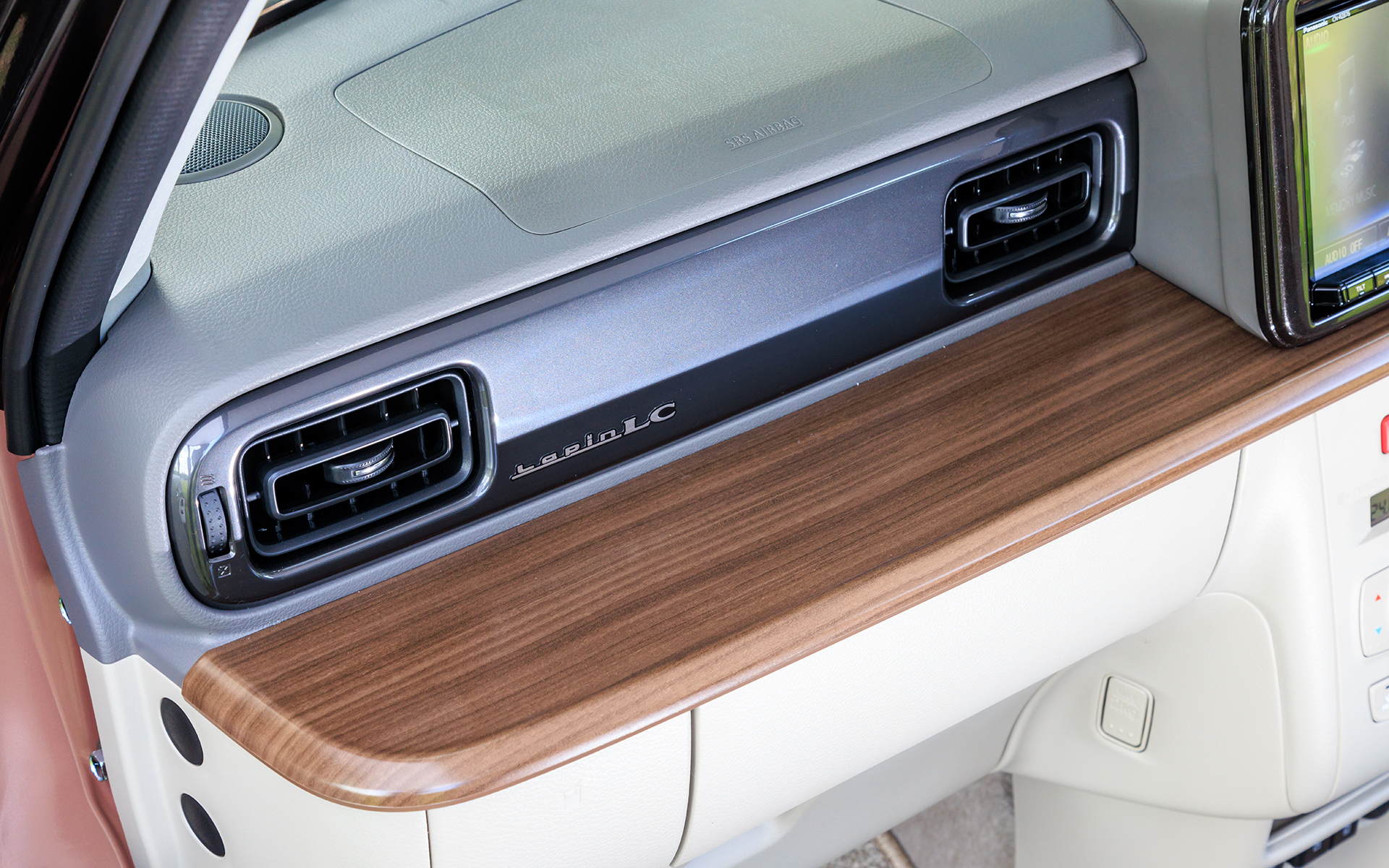 助手席前に車名のバッヂが付く