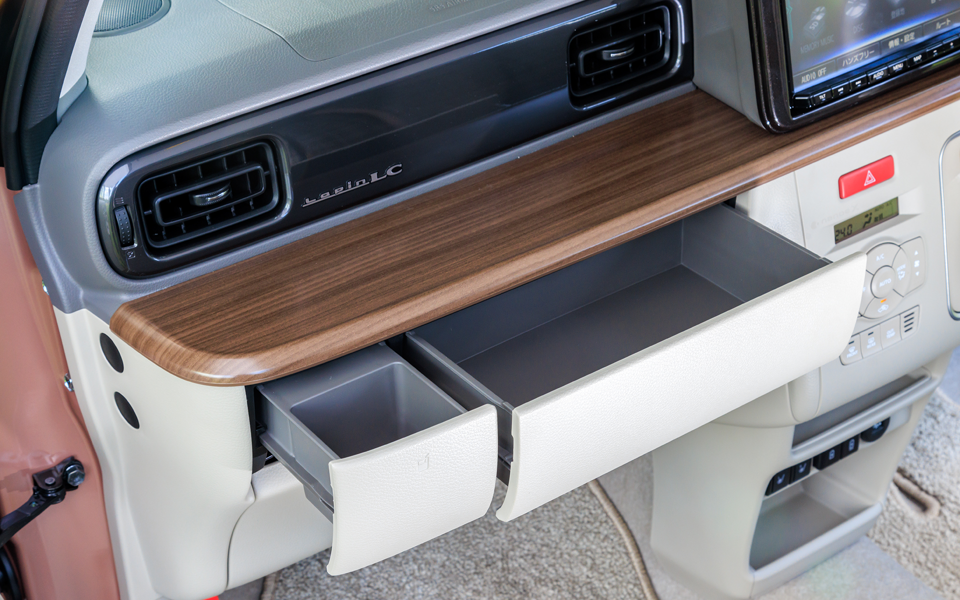 助手席前にはドリンクホルダーとティッシュケースが入る収納を用意