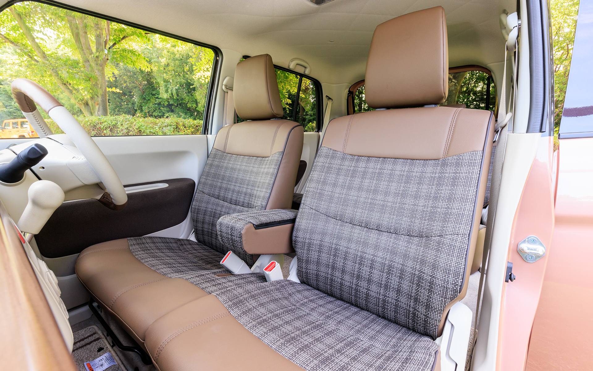 フロントシートはベンチタイプ。シート表皮はファブリックとレザー調素材のコンビネーションで上品な印象