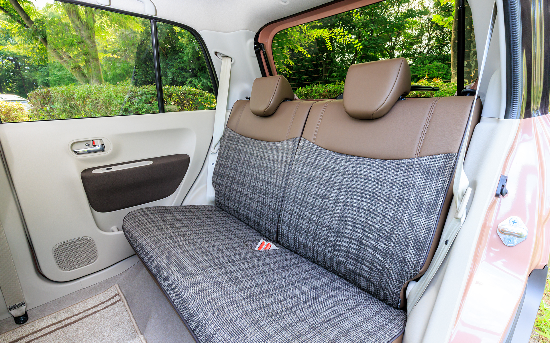 リアシートも同様のカラーと素材で統一