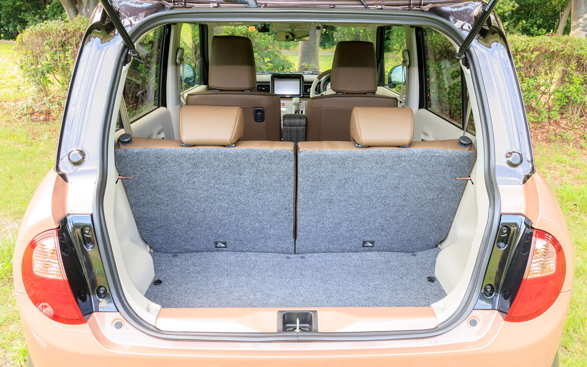 分割可倒式のリアシートにより収納スペースのアレンジが可能