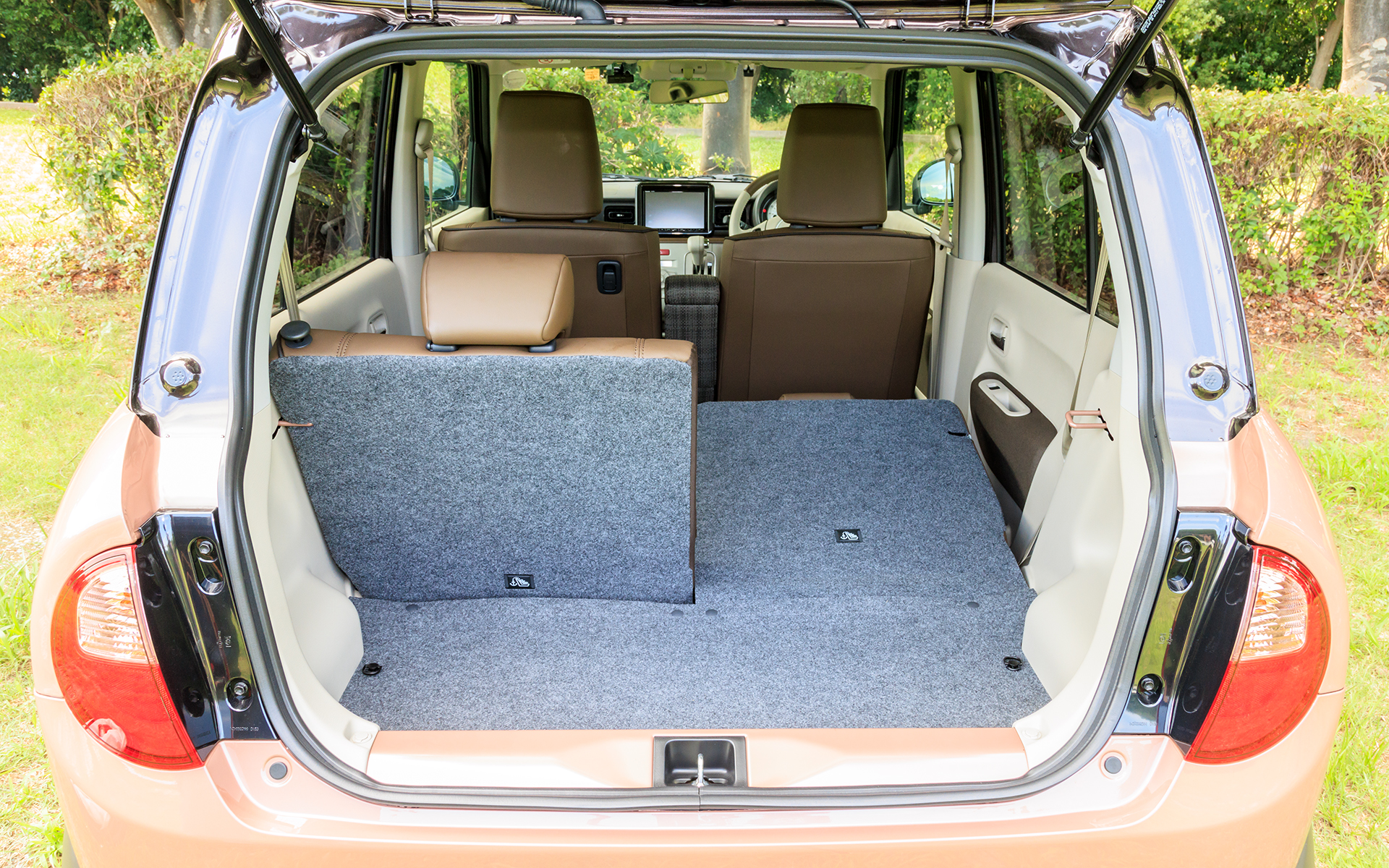 分割可倒式のリアシートにより収納スペースのアレンジが可能