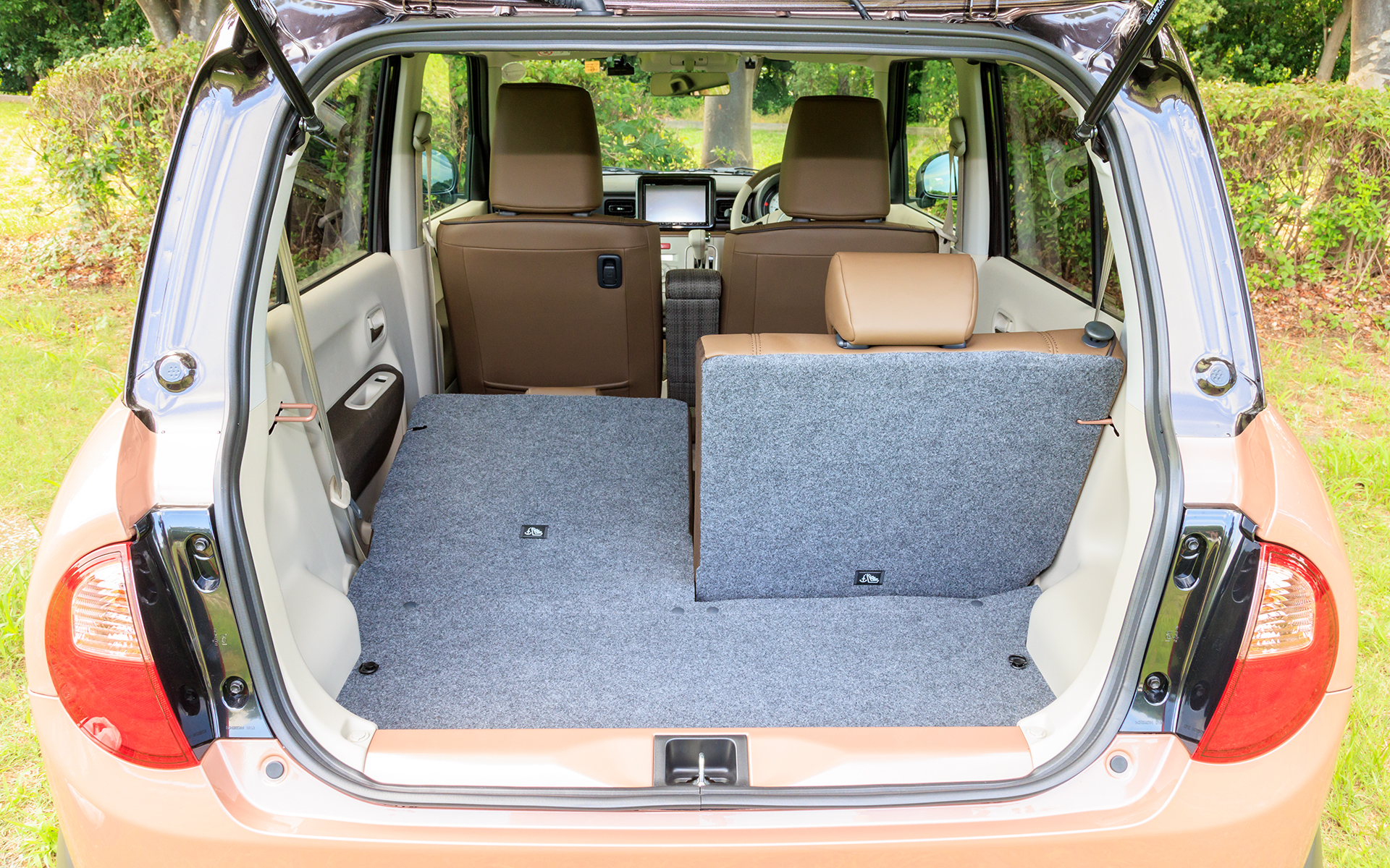 分割可倒式のリアシートにより収納スペースのアレンジが可能