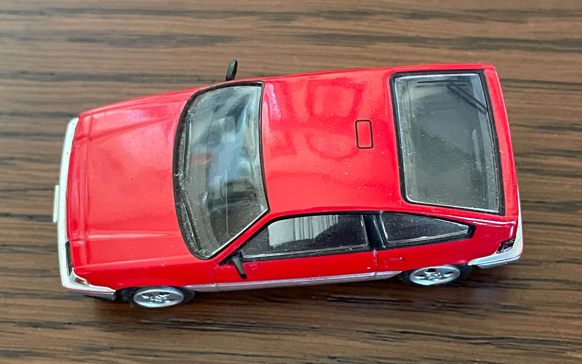 ルーフ後端にある四角いのがルーフベンチレーターのインレットでルームミラーのそばにレバーとアウトレットがありました