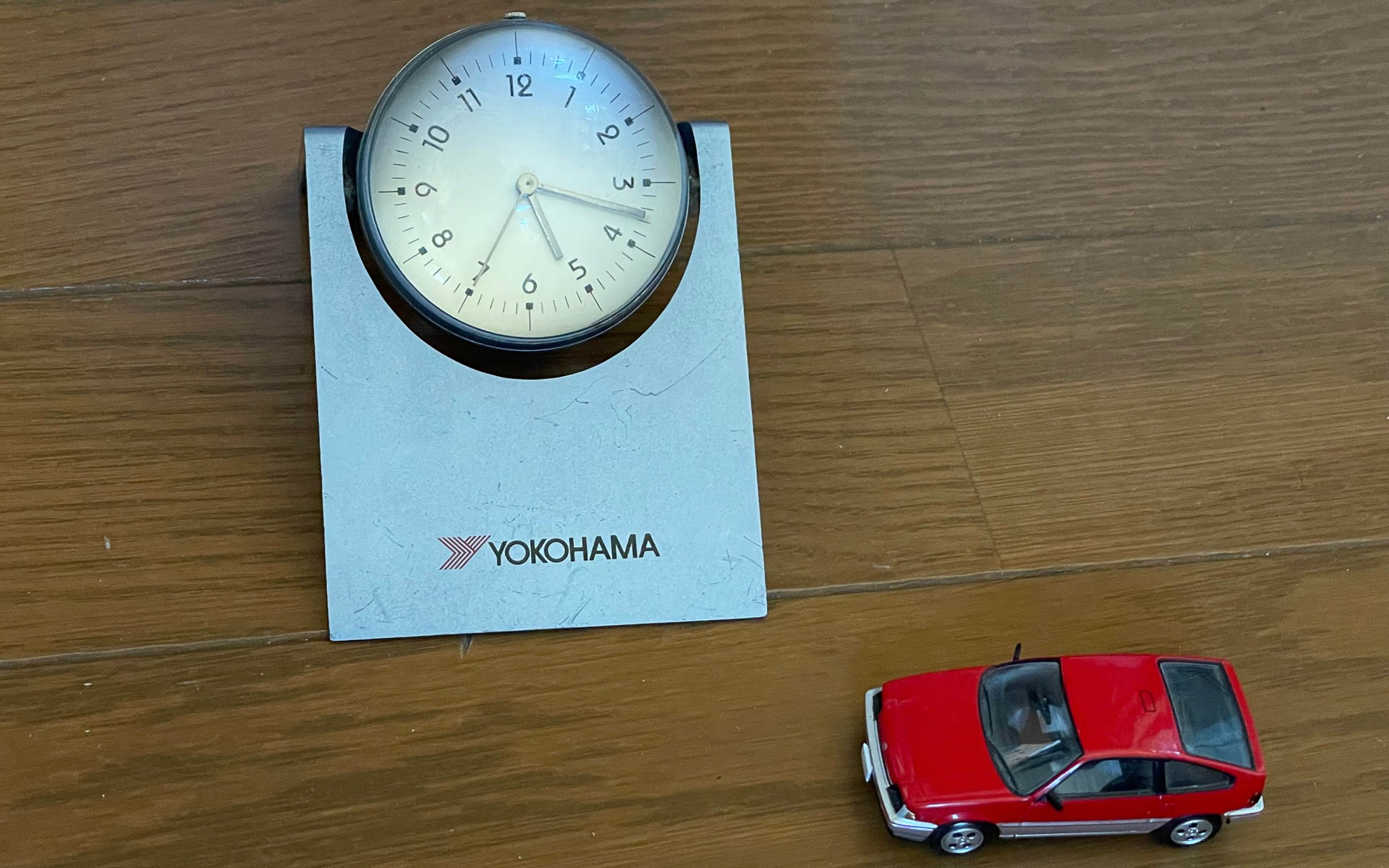 アナログ時計はオンライン会議の途中でちらちら見てることがあります。古い販促品だと思いますが気に入って今もデスクにあります