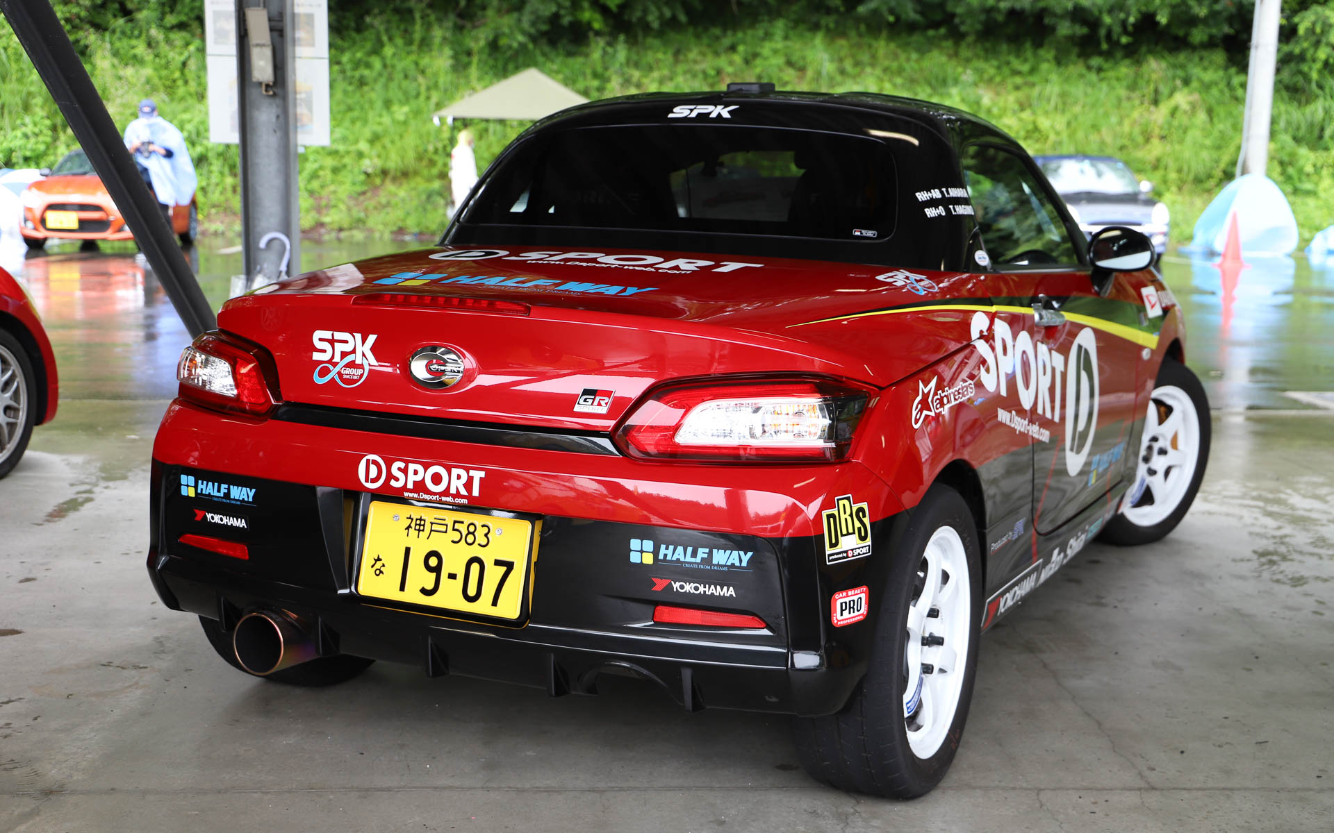 ボディカラーは赤と黒で引き締まった印象のカラーリング