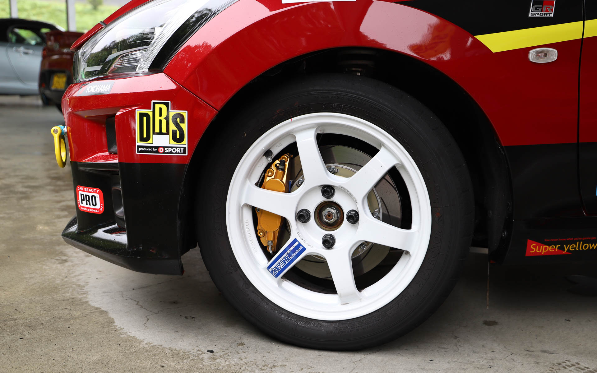 ホイールはボルクレーシングのTE37を装着し、D-SPORTの対向6ポットブレーキキャリパー＆フローティングローターを搭載している