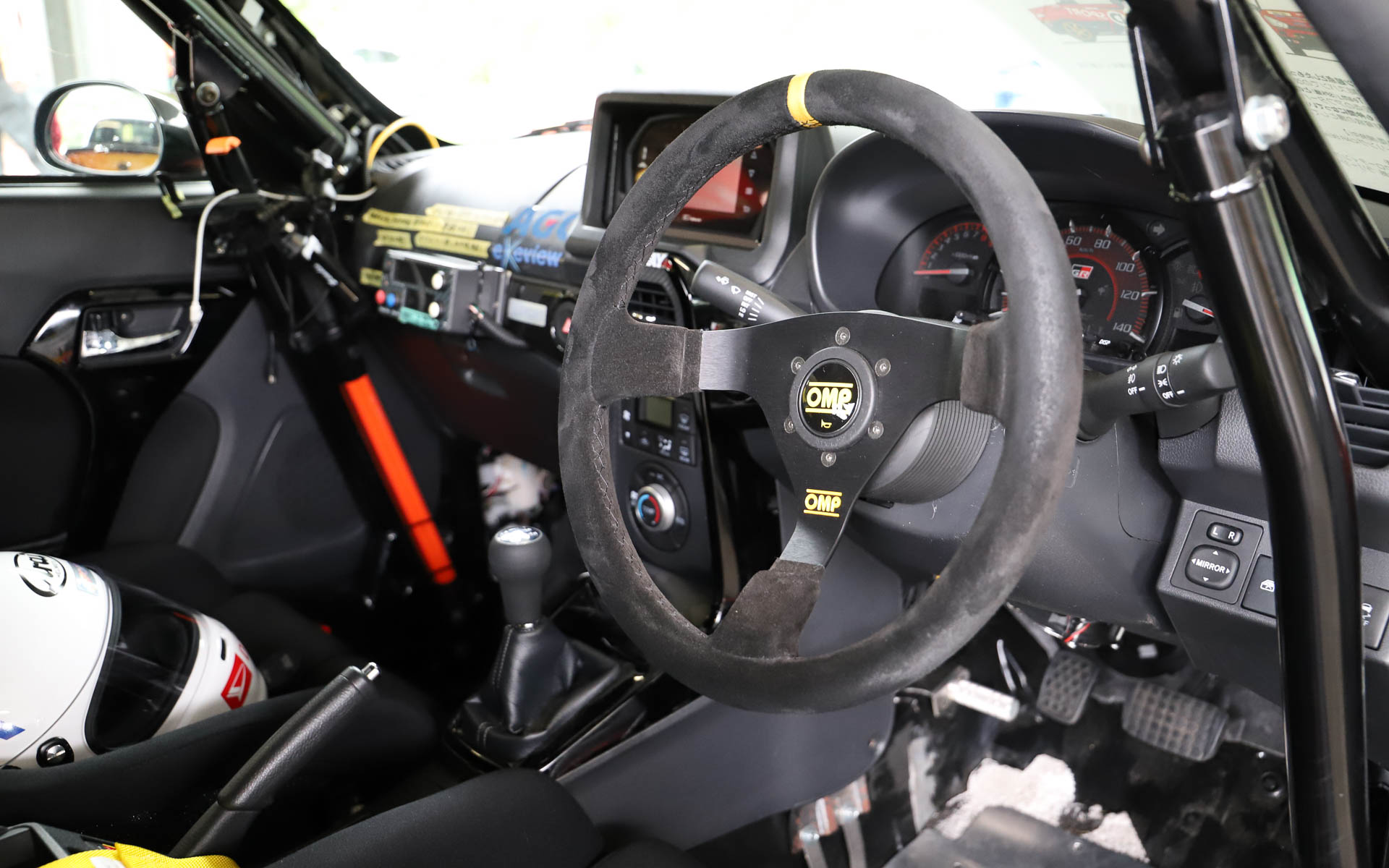 BRIDEのシートに、SPKが取り扱うTRSのレーシングハーネスを装着