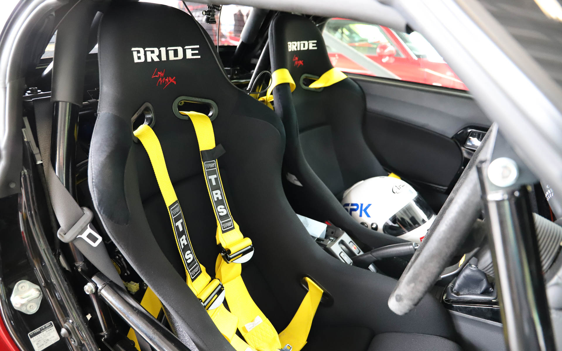 BRIDEのシートに、SPKが取り扱うTRSのレーシングハーネスを装着