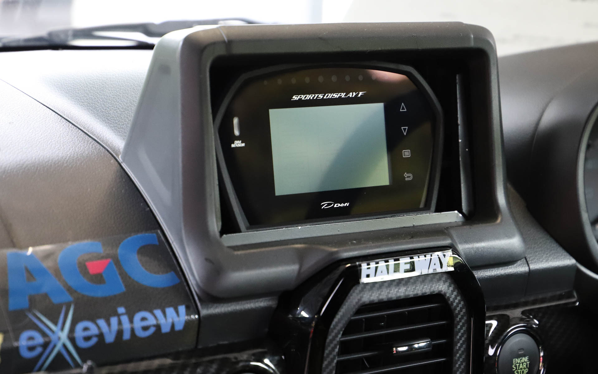 本来であればオーディオが装着されるスペースにはDefiのスポーツディスプレイを装着