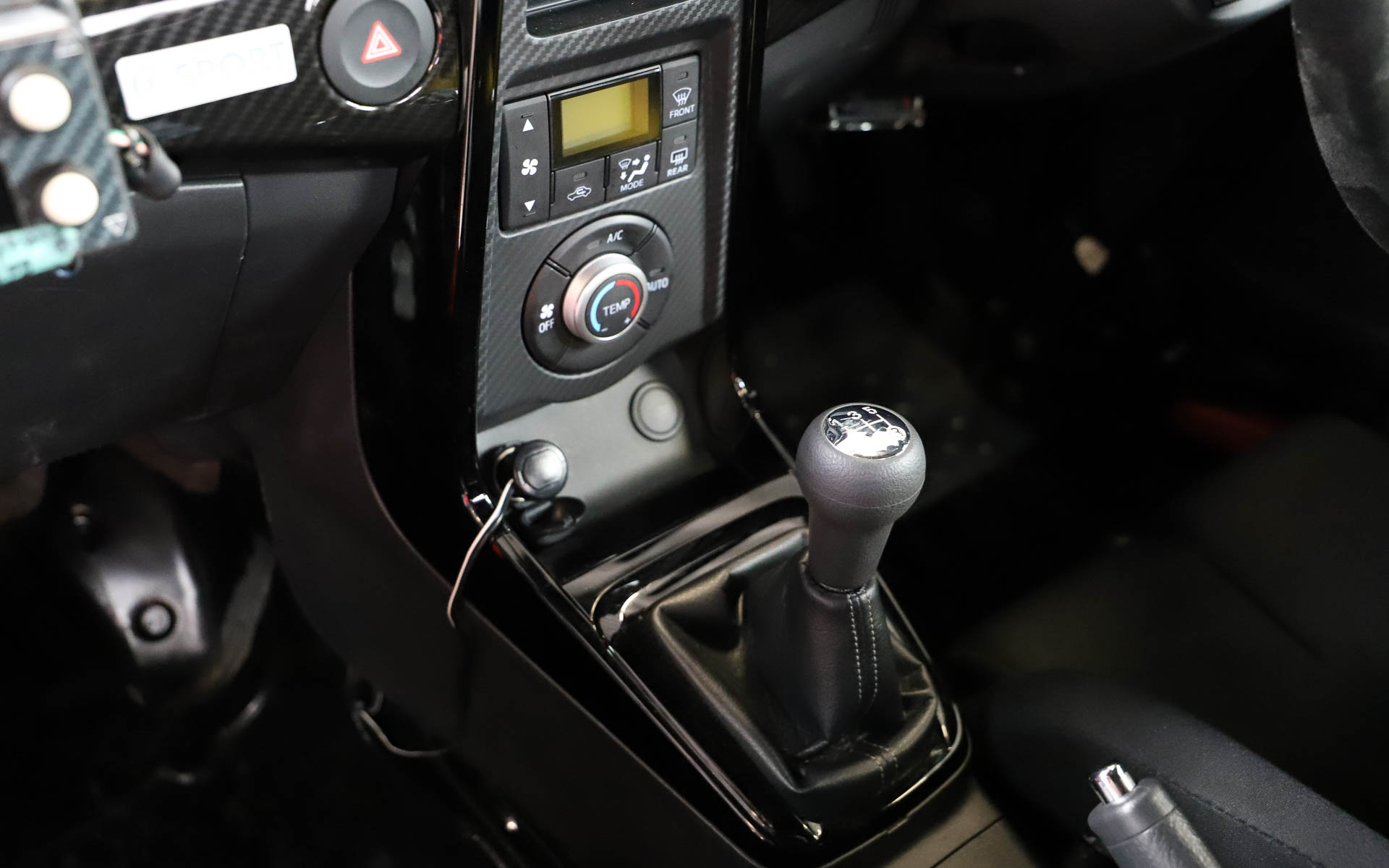 シフトまわりはベースのコペン GR SPORTと変わらない