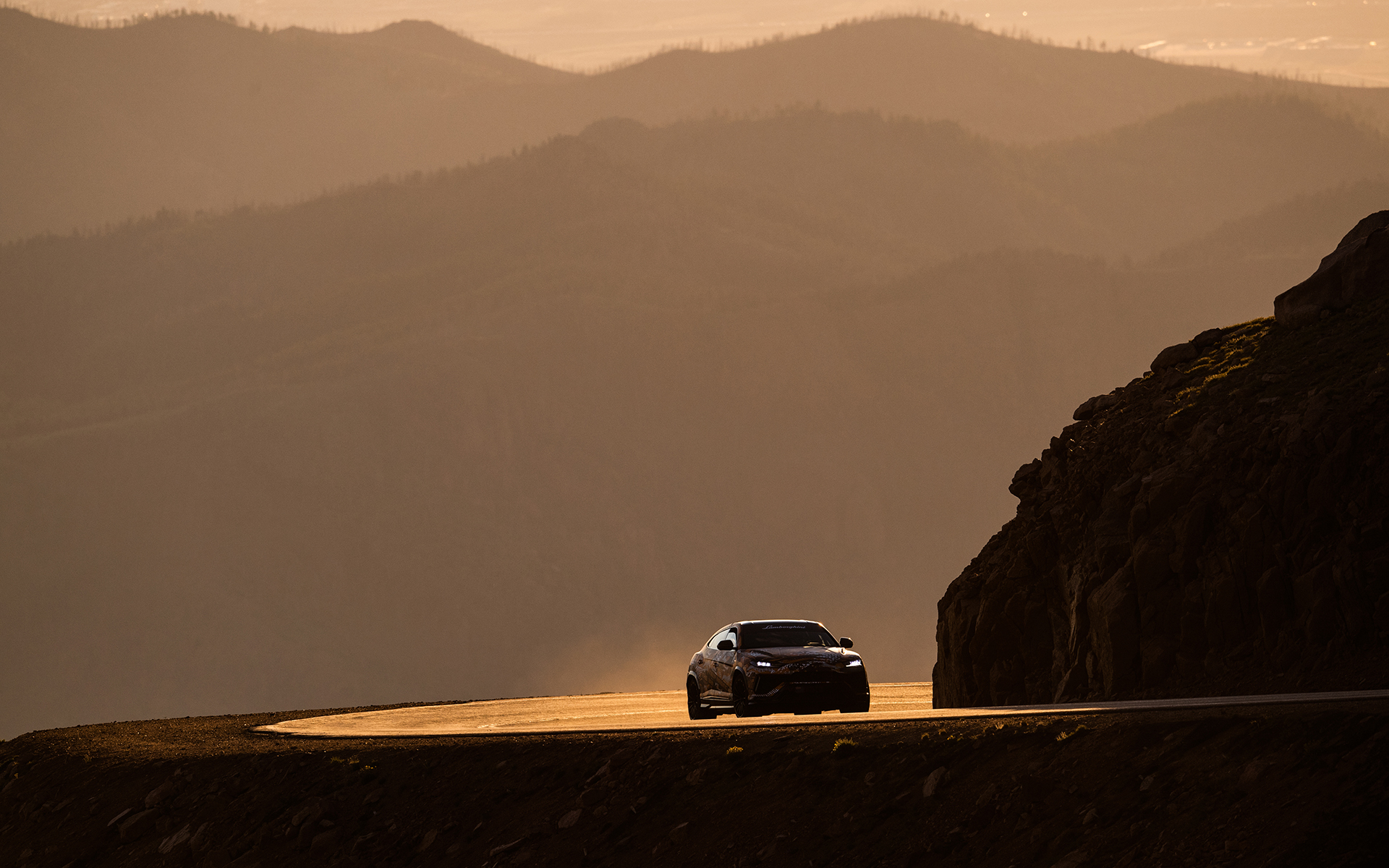 10分32秒064でフィニッシュラインを通過した新型ウルス