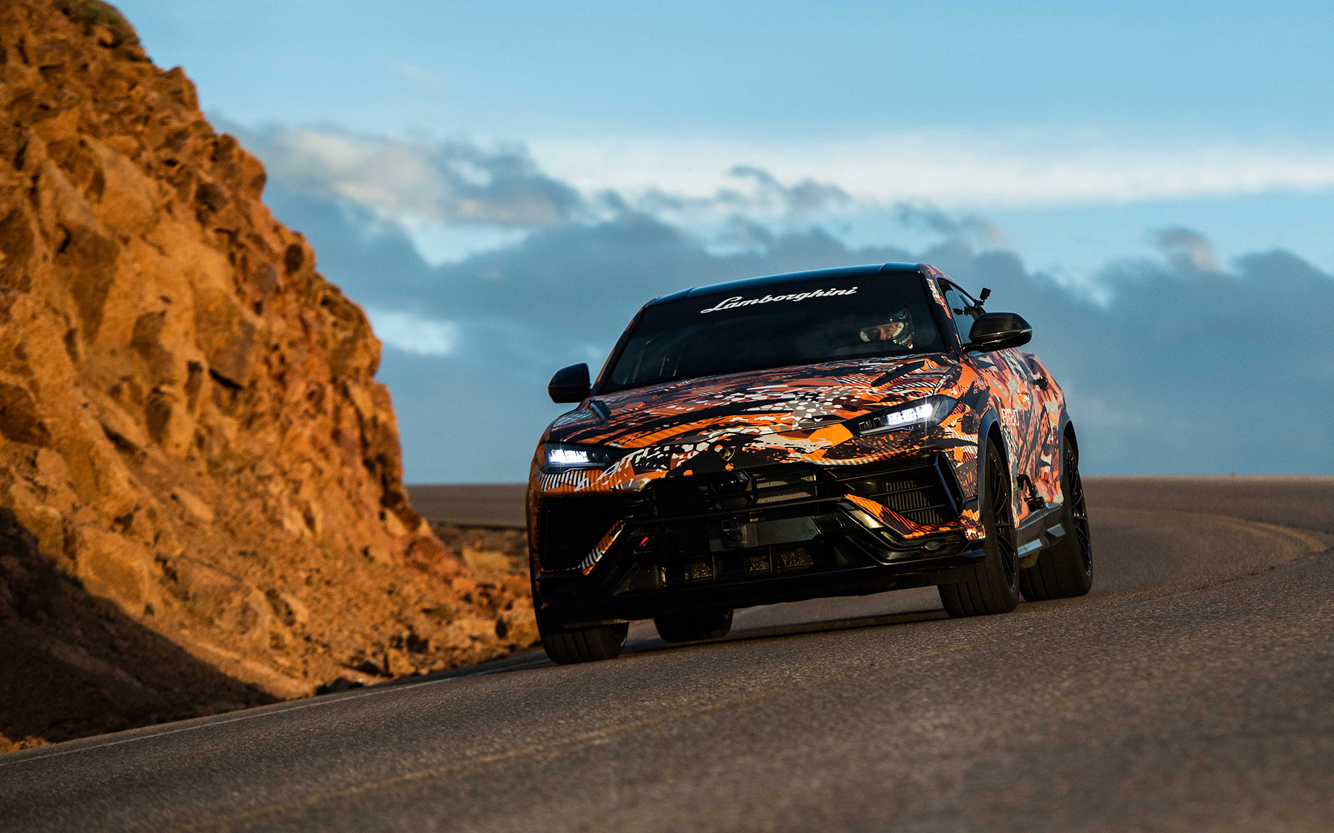 10分32秒064でフィニッシュラインを通過した新型ウルス