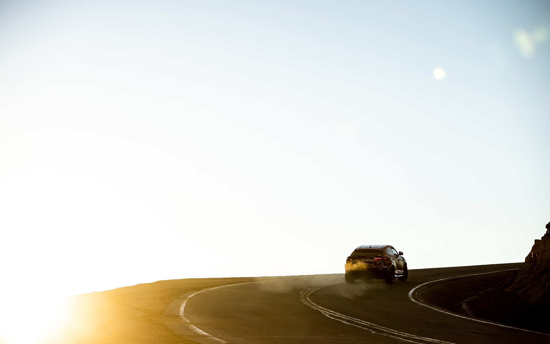 10分32秒064でフィニッシュラインを通過した新型ウルス