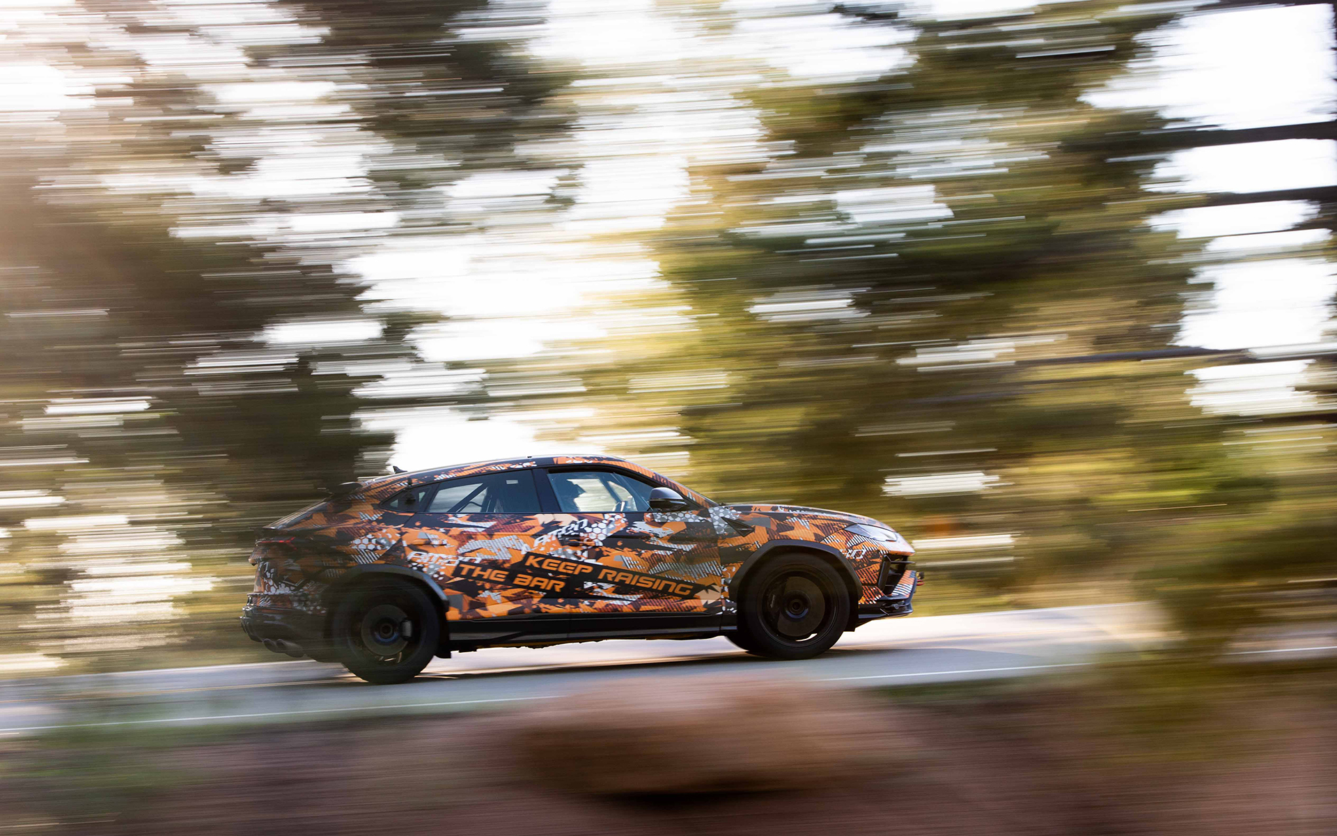 10分32秒064でフィニッシュラインを通過した新型ウルス