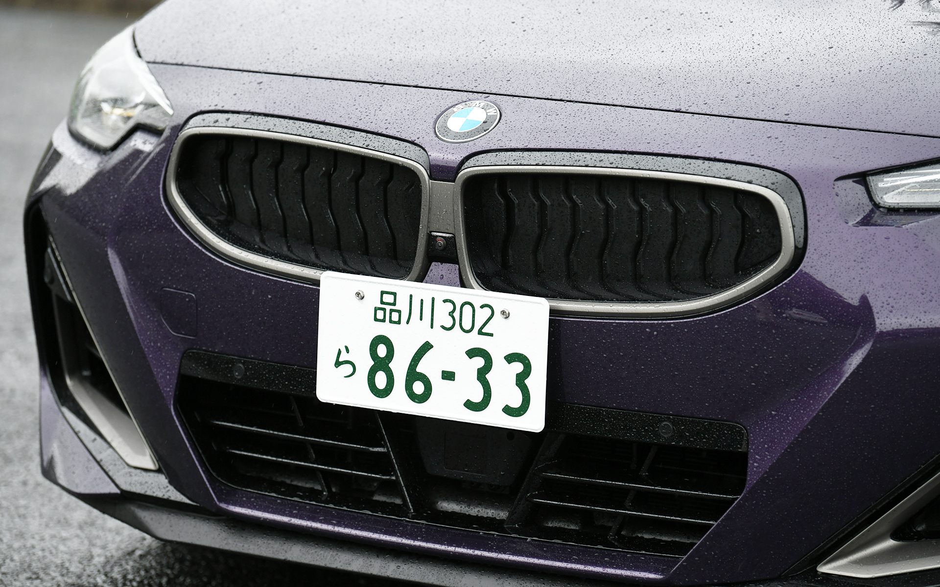 ベースとなる新型2シリーズ クーペもワイドボディや筋肉質なアスリートを彷彿とさせるスタイリングを特徴とするが、M240i xDriveではさらにセリウム・グレーのサイドミラーやリアスポイラーを装備することで、空力特性の向上に加えより精悍なスタイリングを実現。クーペモデルらしいダイナミックな走りを実現するために軽量化を行ないつつ、サスペンション取り付け部やアンダー・フレームを強化するとともに、高剛性ボディを採用することでロール剛性の強化、切れのあるスポーティなハンドリングに加え、衝突時の安全性能も向上させた。撮影車の足下は19インチ M ライト・アロイ・ホイール・ダブルスポーク・スタイリング893Mバイ・カラー(ジェット・ブラック)にミシュラン「パイロット スポーツ 4S」(フロント:245/35R19、リア:255/35R19)を組み合わせる