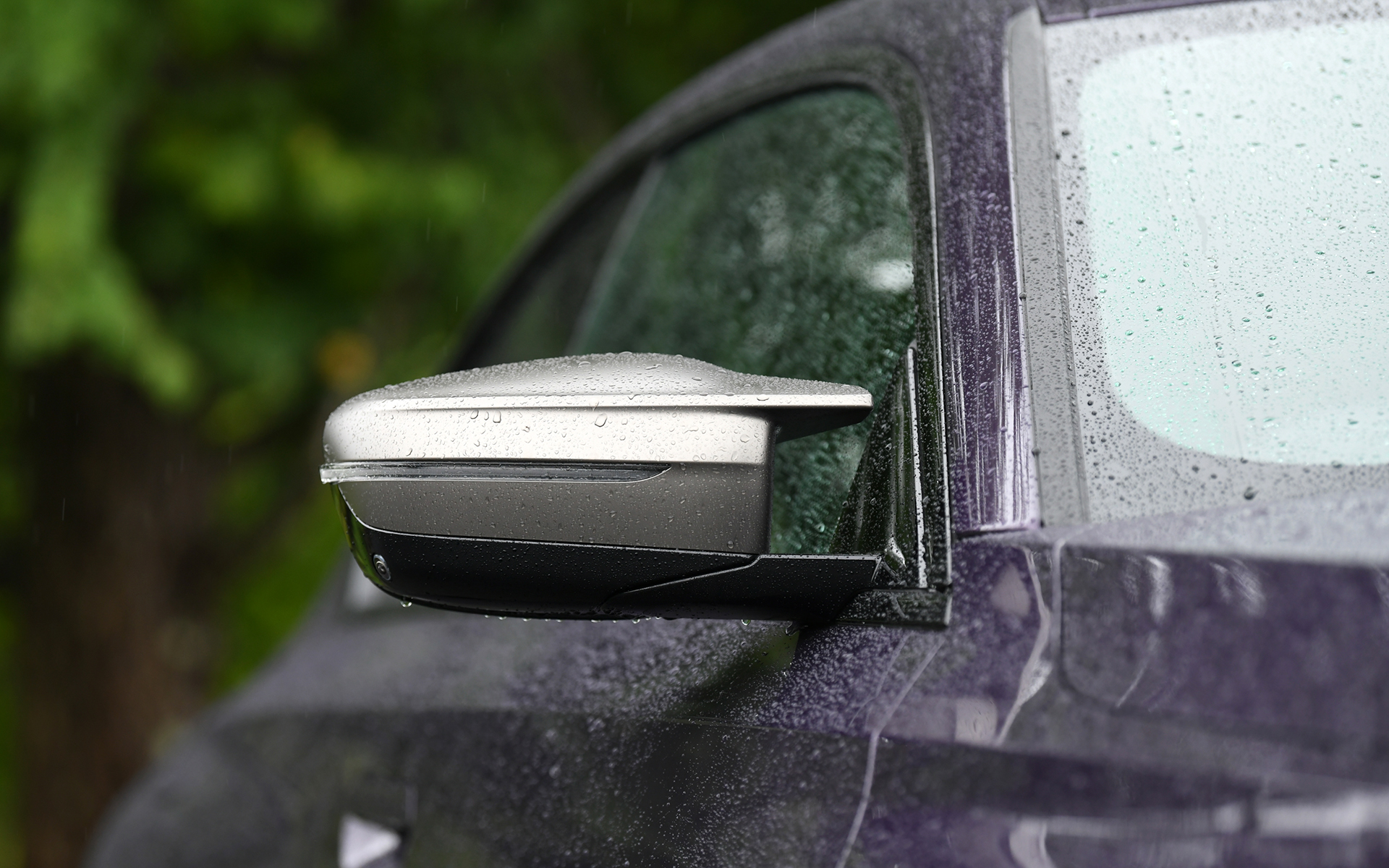 ベースとなる新型2シリーズ クーペもワイドボディや筋肉質なアスリートを彷彿とさせるスタイリングを特徴とするが、M240i xDriveではさらにセリウム・グレーのサイドミラーやリアスポイラーを装備することで、空力特性の向上に加えより精悍なスタイリングを実現。クーペモデルらしいダイナミックな走りを実現するために軽量化を行ないつつ、サスペンション取り付け部やアンダー・フレームを強化するとともに、高剛性ボディを採用することでロール剛性の強化、切れのあるスポーティなハンドリングに加え、衝突時の安全性能も向上させた。撮影車の足下は19インチ M ライト・アロイ・ホイール・ダブルスポーク・スタイリング893Mバイ・カラー(ジェット・ブラック)にミシュラン「パイロット スポーツ 4S」(フロント:245/35R19、リア:255/35R19)を組み合わせる