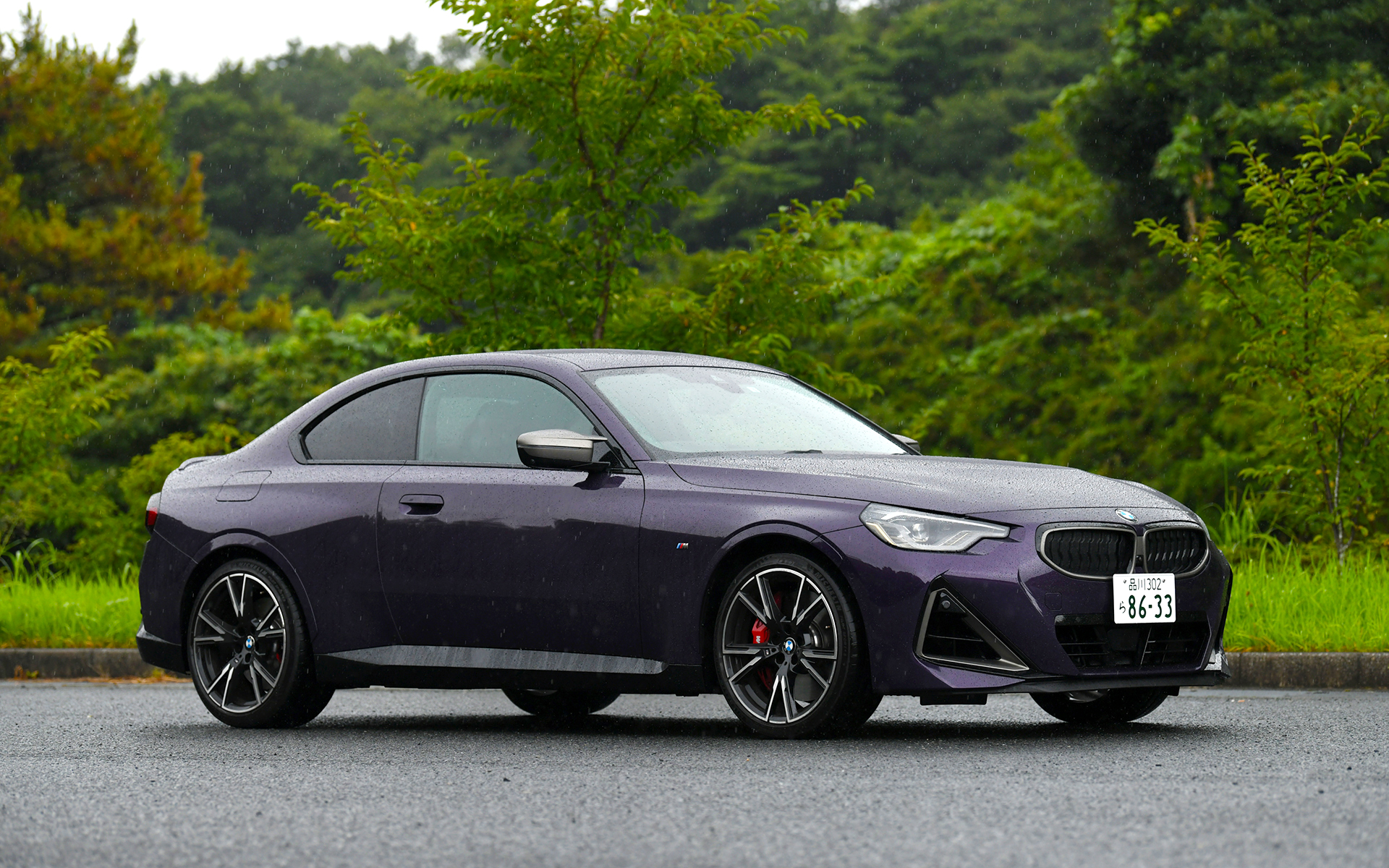 今回試乗したのは3月に発売した2シリーズ クーペをベースにしたMモデル「M240i xDrive（エムニーヨンマルアイ・エックスドライブ）」（758万円）。ボディサイズは4560×1825×1405mm（全長×全幅×全高）、ホイールベースは2740mm。車両重量は1710kg