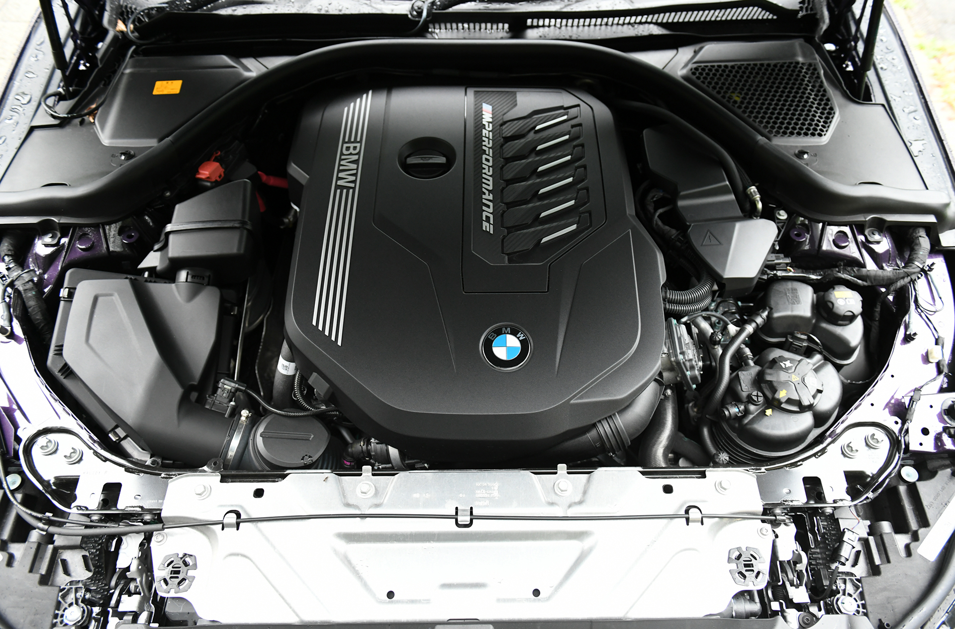 パワートレーンは最高出力285kW（387PS）/5800rpm、最大トルク500Nm/1800-5000rpmを発生するガソリンの直列6気筒DOHC 3.0リッターツインパワーターボエンジンに8速ATを組み合わせた。WLTCモード燃費は10.9km/L