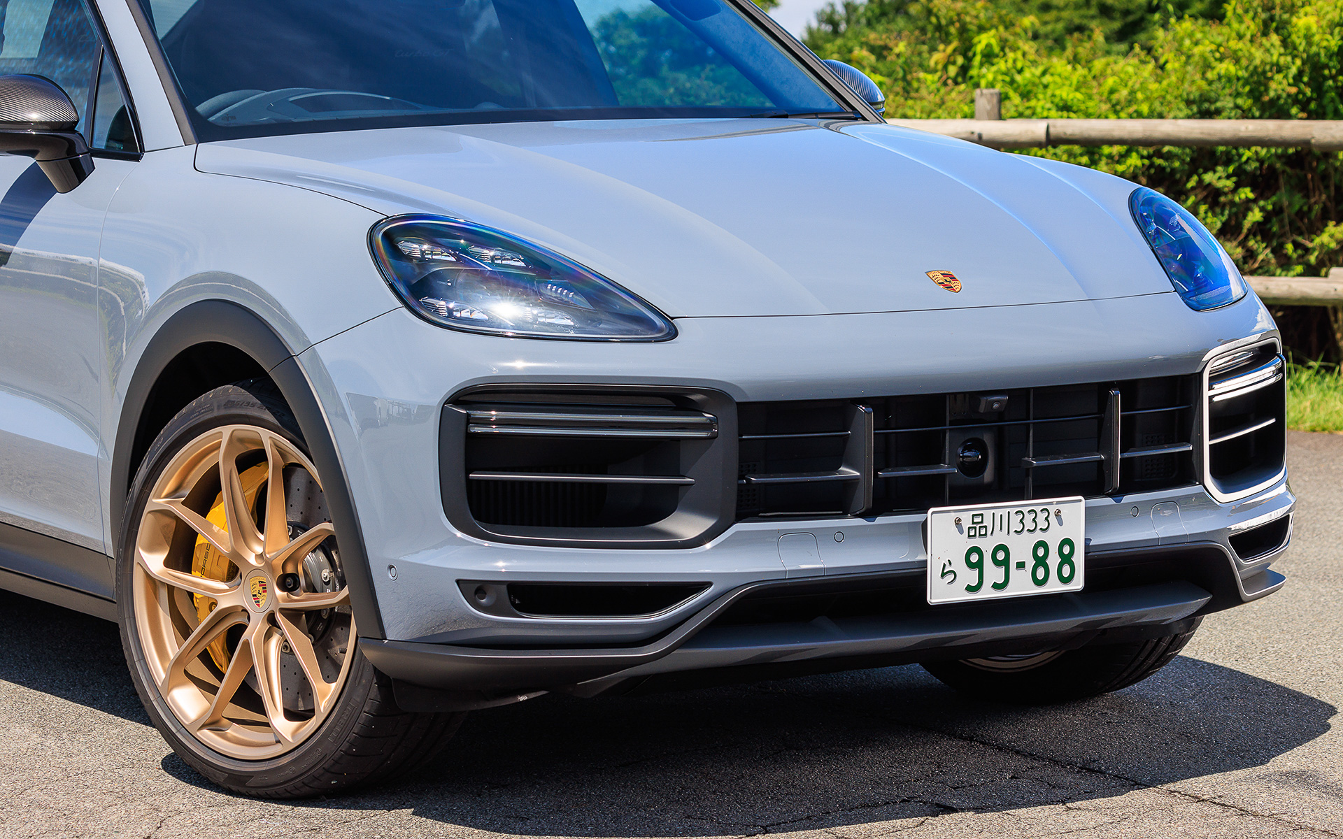 エクステリアではユニークなフロントビューを生み出すスポイラーリップと大型サイドクーリングエアインテークを備えたGTモデル特有のフロントエプロンを装着。また、流線型のカーボンルーフとブラックのホイールアーチエクステンションが、ネオジム塗装仕上げの22インチ GTデザイン ホイールとともにサイドビューを引き立てている