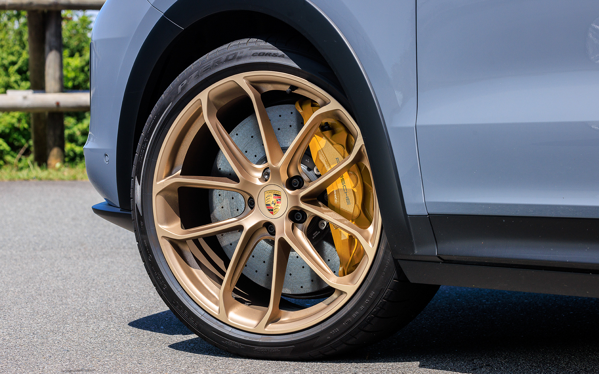 専用開発された新しい22インチのピレリ「P ZERO コルサ」は、カイエン ターボ クーペと比較してフロントホイールは1インチ広く、ネガティブキャンバーは0.45度増加して、大きな接地面を確保。さらにポルシェセラミックコンポジットブレーキ（PCCB）システムも標準装備される