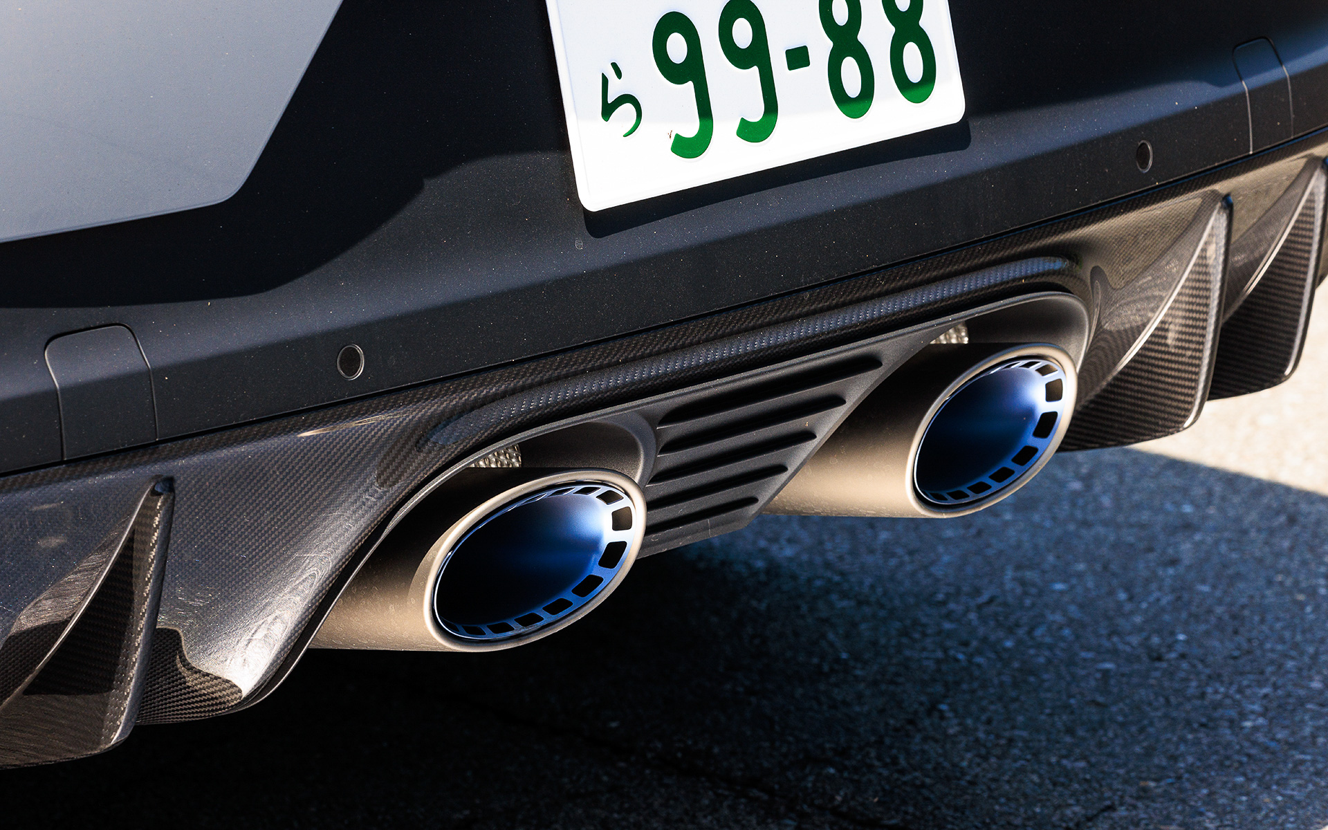 エクステリアではユニークなフロントビューを生み出すスポイラーリップと大型サイドクーリングエアインテークを備えたGTモデル特有のフロントエプロンを装着。また、流線型のカーボンルーフとブラックのホイールアーチエクステンションが、ネオジム塗装仕上げの22インチ GTデザイン ホイールとともにサイドビューを引き立てている