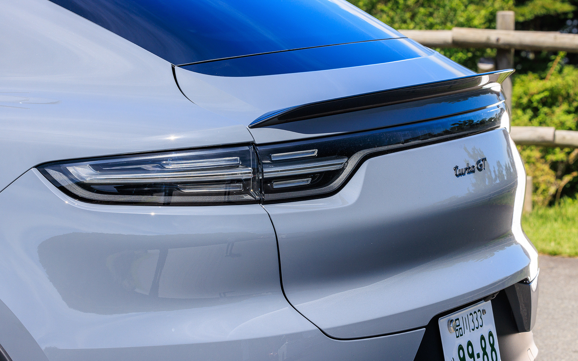 エクステリアではユニークなフロントビューを生み出すスポイラーリップと大型サイドクーリングエアインテークを備えたGTモデル特有のフロントエプロンを装着。また、流線型のカーボンルーフとブラックのホイールアーチエクステンションが、ネオジム塗装仕上げの22インチ GTデザイン ホイールとともにサイドビューを引き立てている