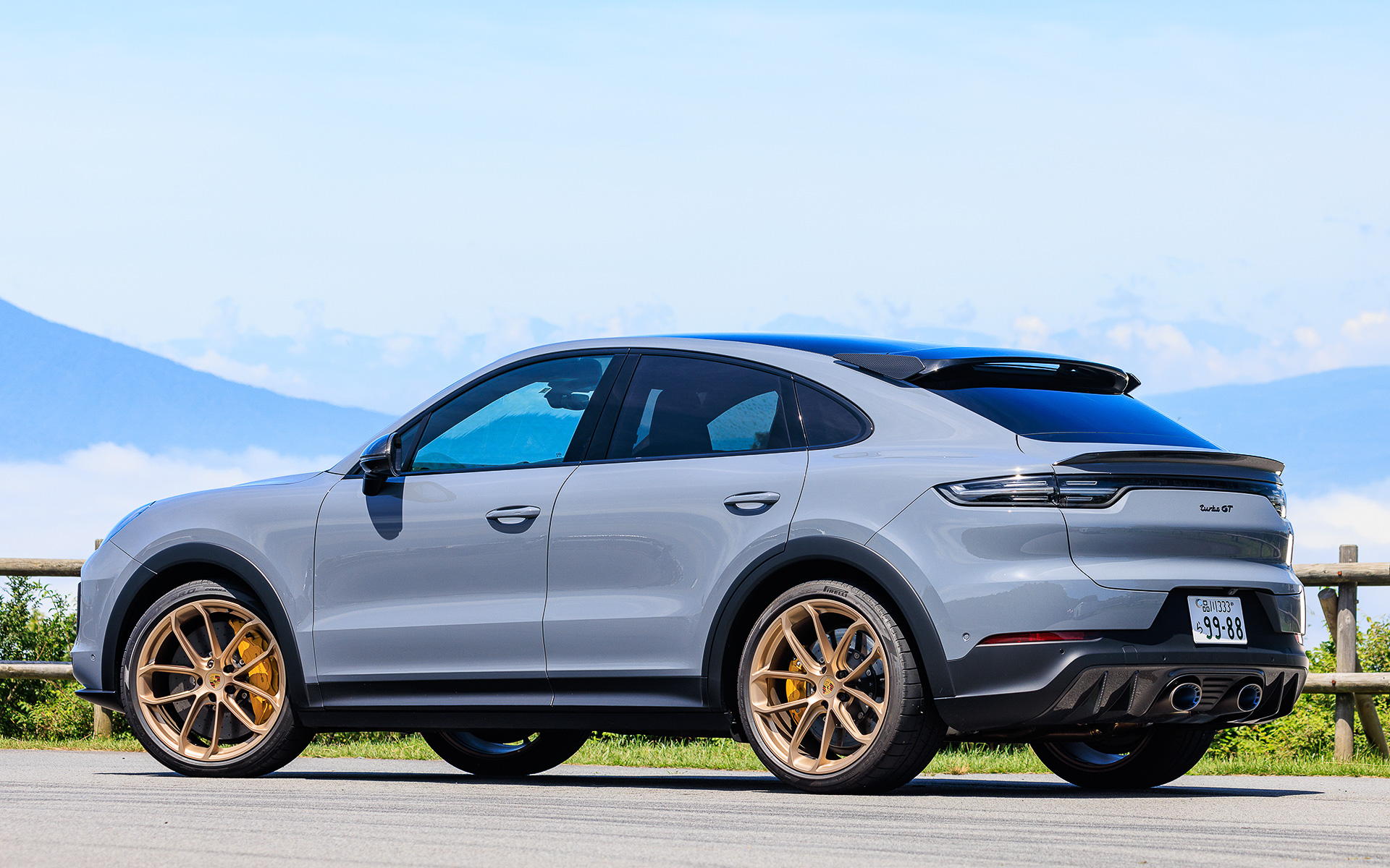 今回試乗したのは2021年6月に予約受注が開始された「カイエン ターボ GT」（2851万円）。スポーティなフォルムを備えた4シータークーペモデルで、「カイエン ターボ クーペ」と比べて車高が最大17mm低く設定されているため、パッシブシャシーコンポーネントとアクティブコントロールシステムを再設計し、ハンドリングとパフォーマンスを最適化。ボディサイズは4940×1995×1635mm（全長×全幅×全高）、ホイールベースは2895mm。0-100km/h加速は3.3秒をマーク