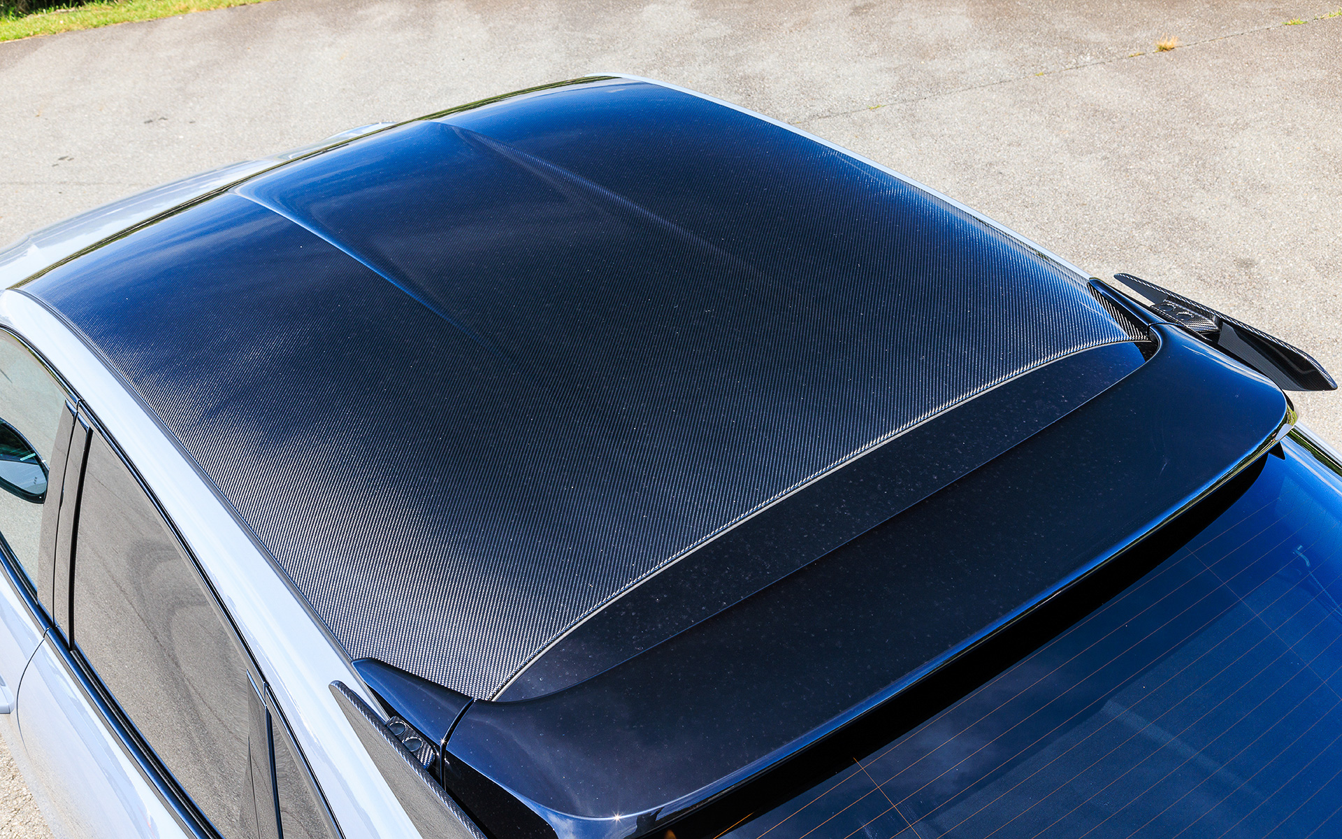 エクステリアではユニークなフロントビューを生み出すスポイラーリップと大型サイドクーリングエアインテークを備えたGTモデル特有のフロントエプロンを装着。また、流線型のカーボンルーフとブラックのホイールアーチエクステンションが、ネオジム塗装仕上げの22インチ GTデザイン ホイールとともにサイドビューを引き立てている