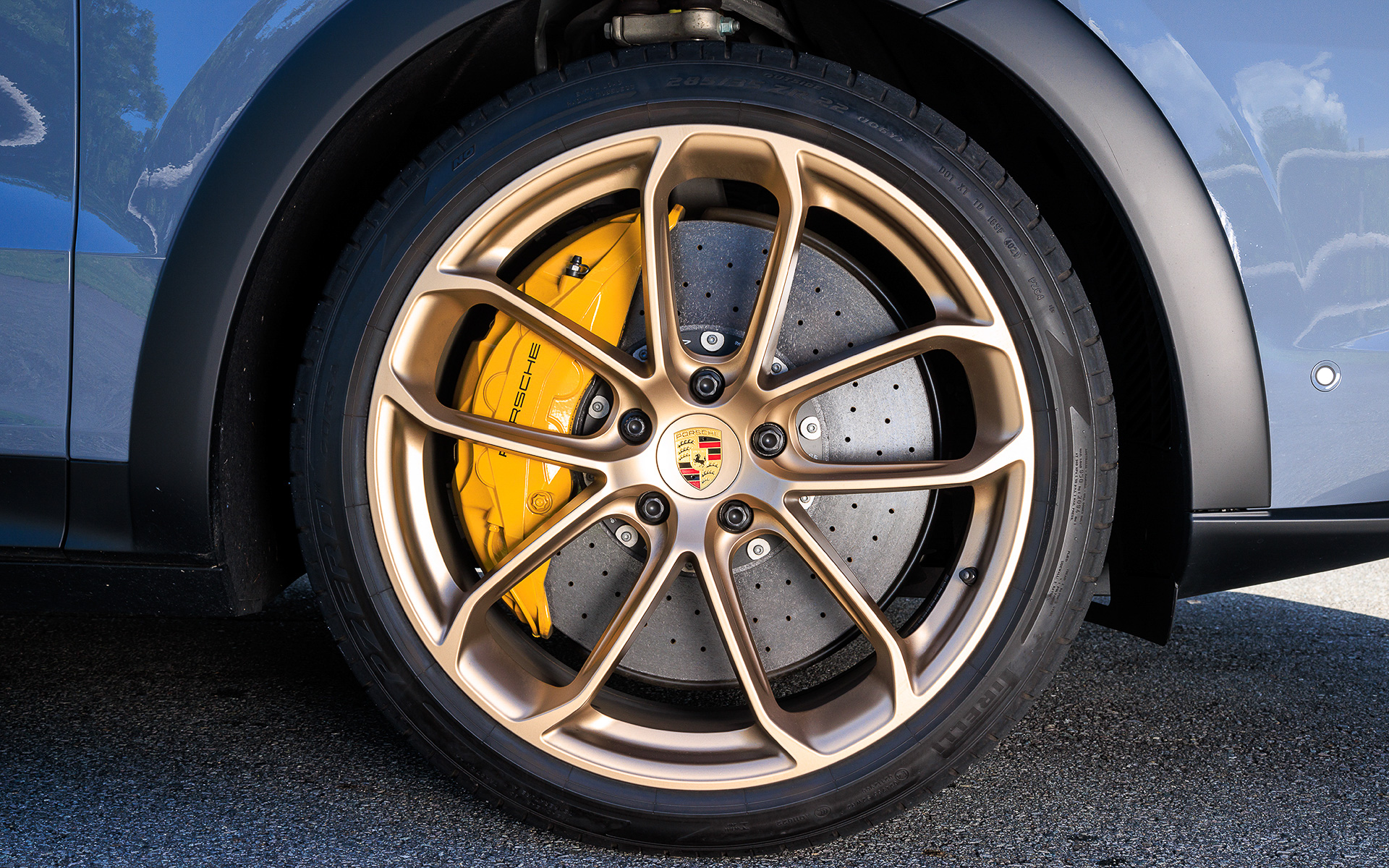 専用開発された新しい22インチのピレリ「P ZERO コルサ」は、カイエン ターボ クーペと比較してフロントホイールは1インチ広く、ネガティブキャンバーは0.45度増加して、大きな接地面を確保。さらにポルシェセラミックコンポジットブレーキ（PCCB）システムも標準装備される