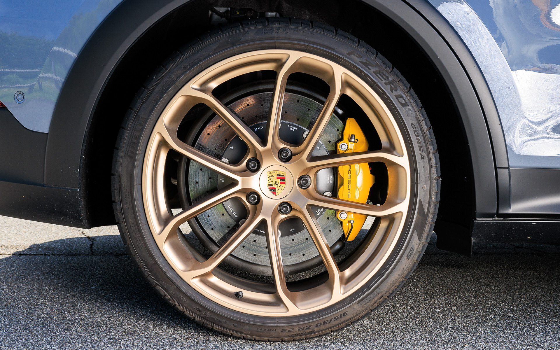 専用開発された新しい22インチのピレリ「P ZERO コルサ」は、カイエン ターボ クーペと比較してフロントホイールは1インチ広く、ネガティブキャンバーは0.45度増加して、大きな接地面を確保。さらにポルシェセラミックコンポジットブレーキ（PCCB）システムも標準装備される
