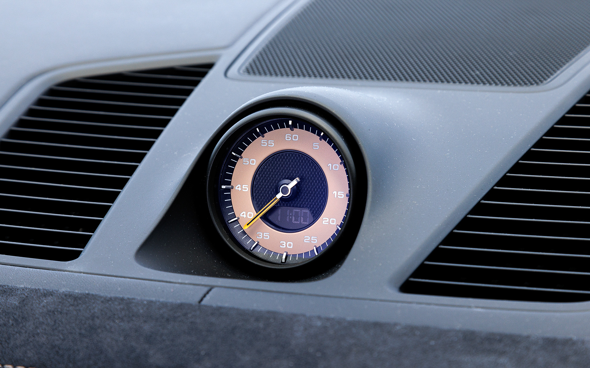 アルカンターラ装備などによってスポーティさを強調するインテリア。8wayフロントスポーツシート、独立した2席のスポーツリアシートシステムが標準装備され、それぞれのシートはGT特有のアルカンターラ パンチングシートセンターパネル、ネオジムまたはアークティックグレーのコントラストアクセント、およびヘッドレストに“turbo GT”ロゴを備えた。マルチファンクションスポーツステアリングホイールには、ポルシェスポーツカーにおなじみの12時位置のイエローマーキングが付けられており、トリムの仕様に応じてアクセントストリップはマットブラック仕上げとなる