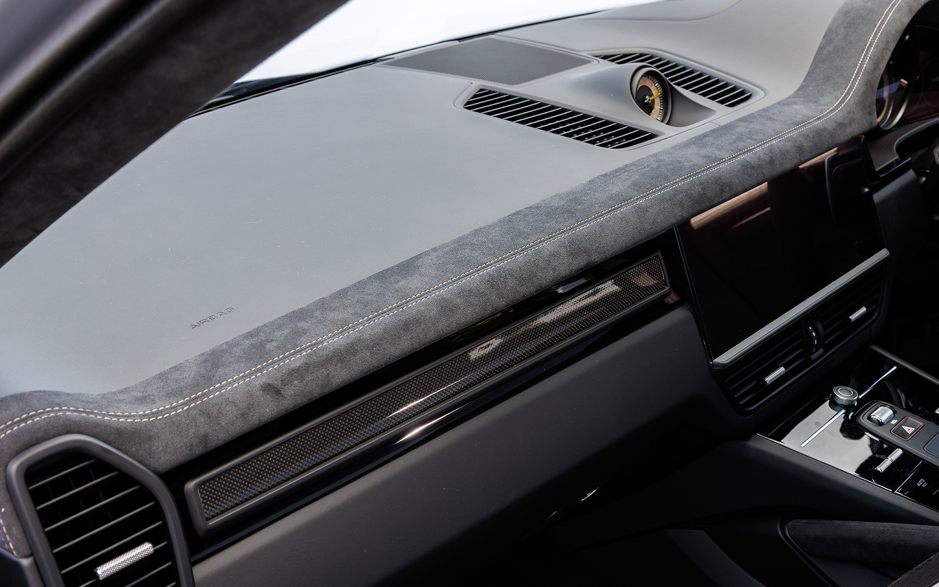 アルカンターラ装備などによってスポーティさを強調するインテリア。8wayフロントスポーツシート、独立した2席のスポーツリアシートシステムが標準装備され、それぞれのシートはGT特有のアルカンターラ パンチングシートセンターパネル、ネオジムまたはアークティックグレーのコントラストアクセント、およびヘッドレストに“turbo GT”ロゴを備えた。マルチファンクションスポーツステアリングホイールには、ポルシェスポーツカーにおなじみの12時位置のイエローマーキングが付けられており、トリムの仕様に応じてアクセントストリップはマットブラック仕上げとなる