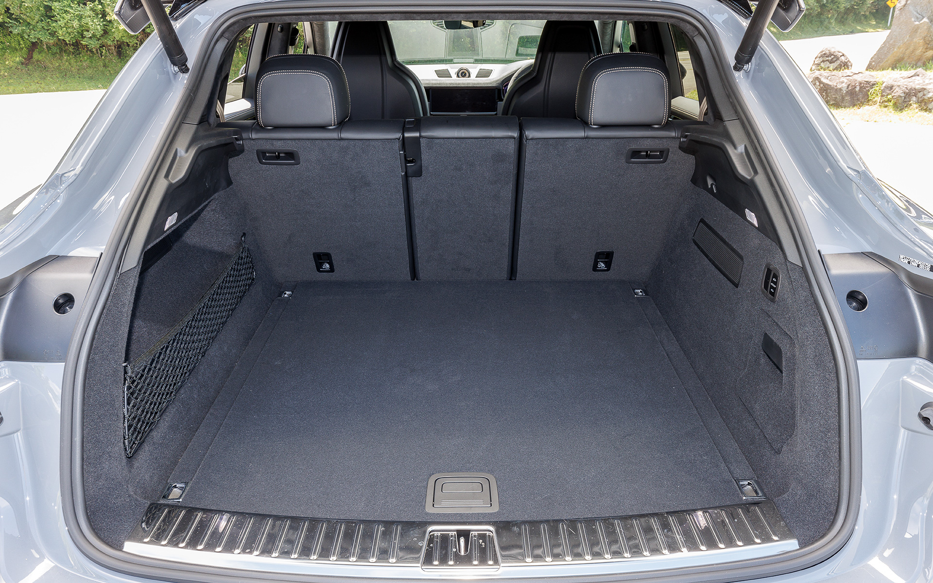 フラットで使い勝手のよいラゲッジスペース