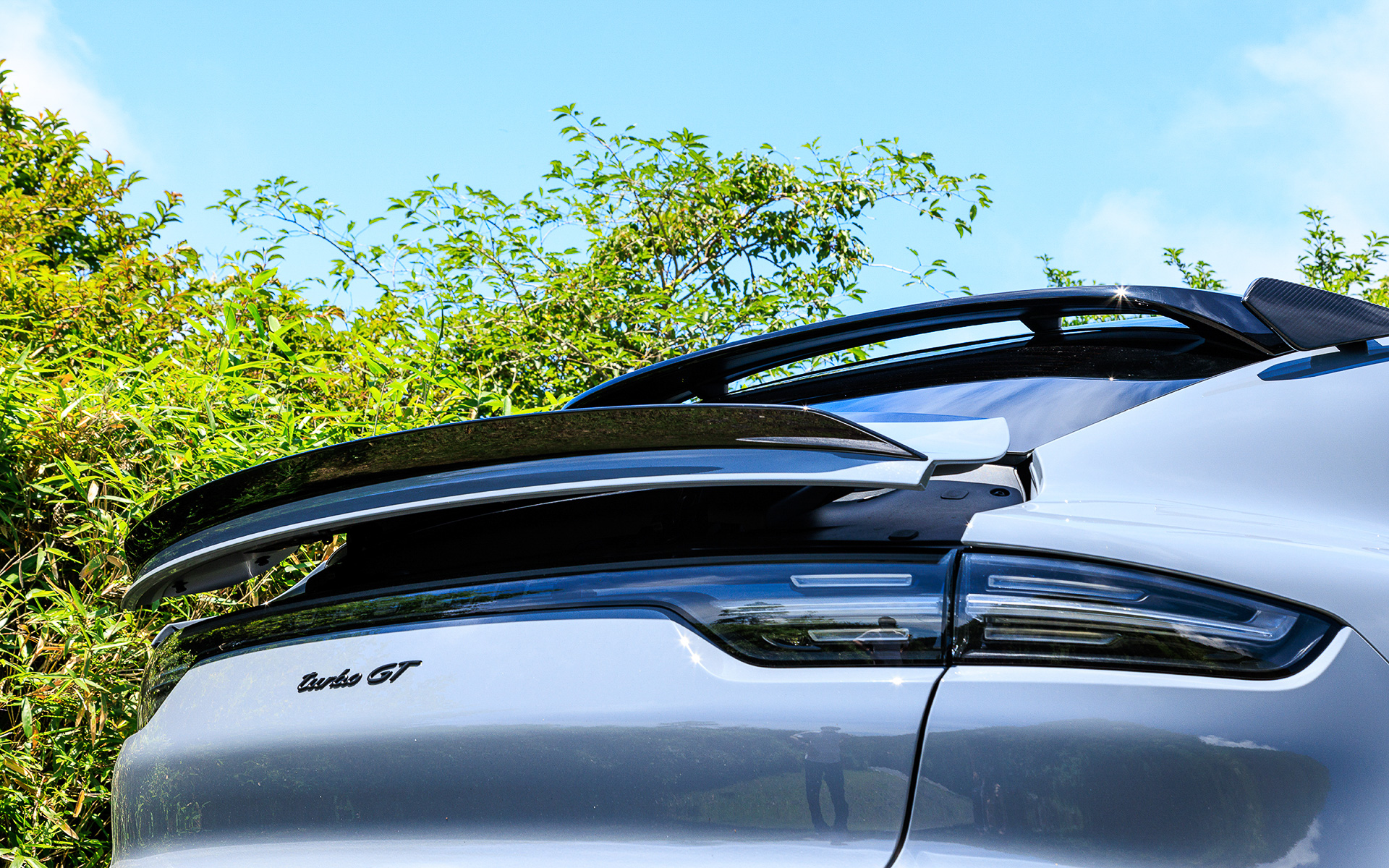 ターボより25mm大きいアダプティブ展開式リアスポイラーは、ルーフスポイラーに縦方向に取り付けられるカーボンサイドプレートとともにターボ GT特有のもの。これによって最高速でのダウンフォースが最大40kg増加する