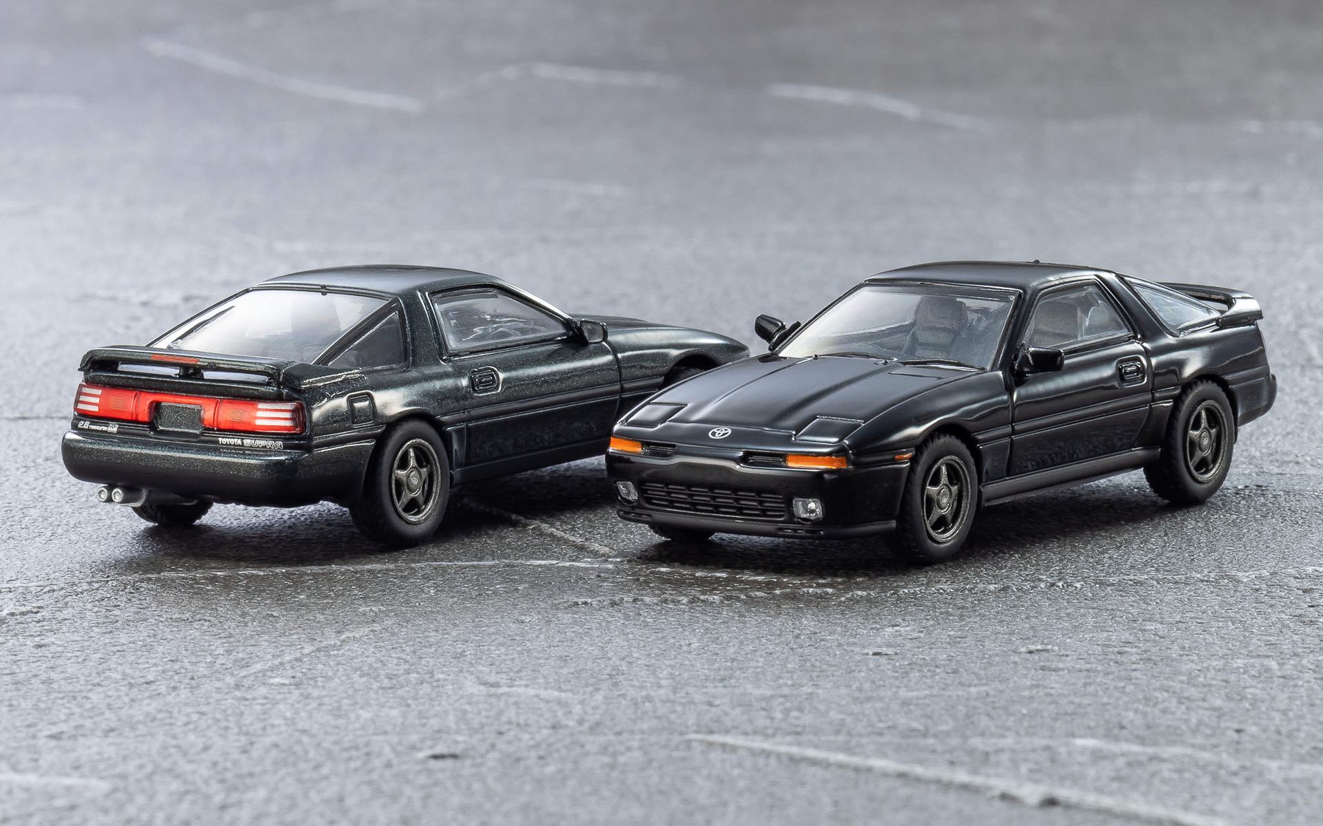 スープラ（A70型）は、名車「トヨタ2000GT」の正当な後継をうたい、ミドルスポーツのセリカから独立。6気筒エンジン専用モデルとなり、日本を代表する本格GTカーとして国内外で高い評価を得た1台。1988年のマイナーチェンジ以降は3ナンバーのワイドボディが主流となり、280PSの高性能エンジンを加えるなど、徐々にスポーツカー色を強めた。カラーはダークグリーンとブラック