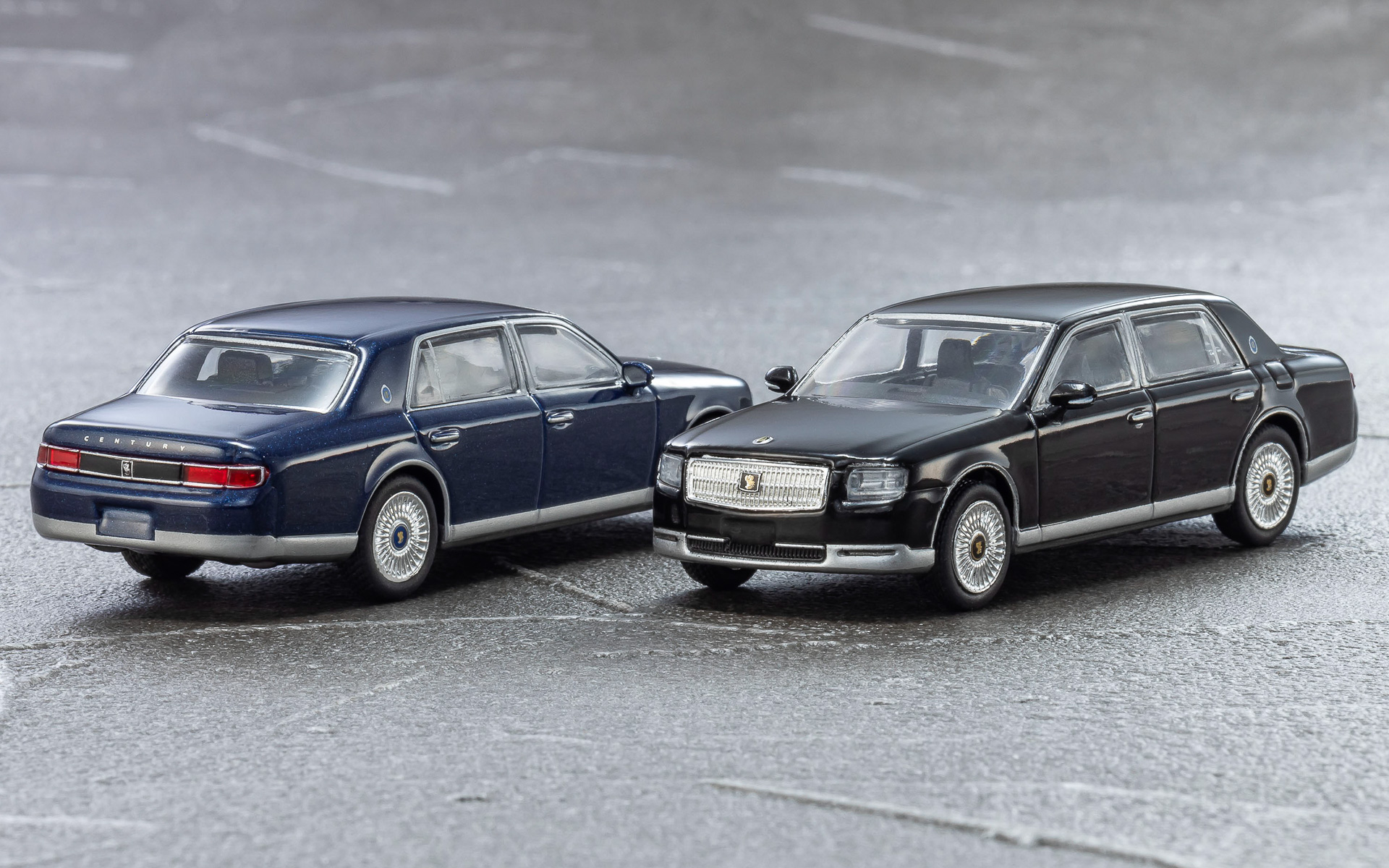 日本唯一のショーファーカー（専属の運転手がいるオーナー向けのクルマ）であるとともに、天皇皇后両陛下の専用車である御料車のベース車両としても使用されているセンチュリー。特別な工房で「クラフトマン」と呼ばれる少数精鋭・熟練の技術者たちの手により時間と手間を惜しまずに製造されているトヨタの最高品質が注ぎ込まれた1台。カラーはブルーとブラック