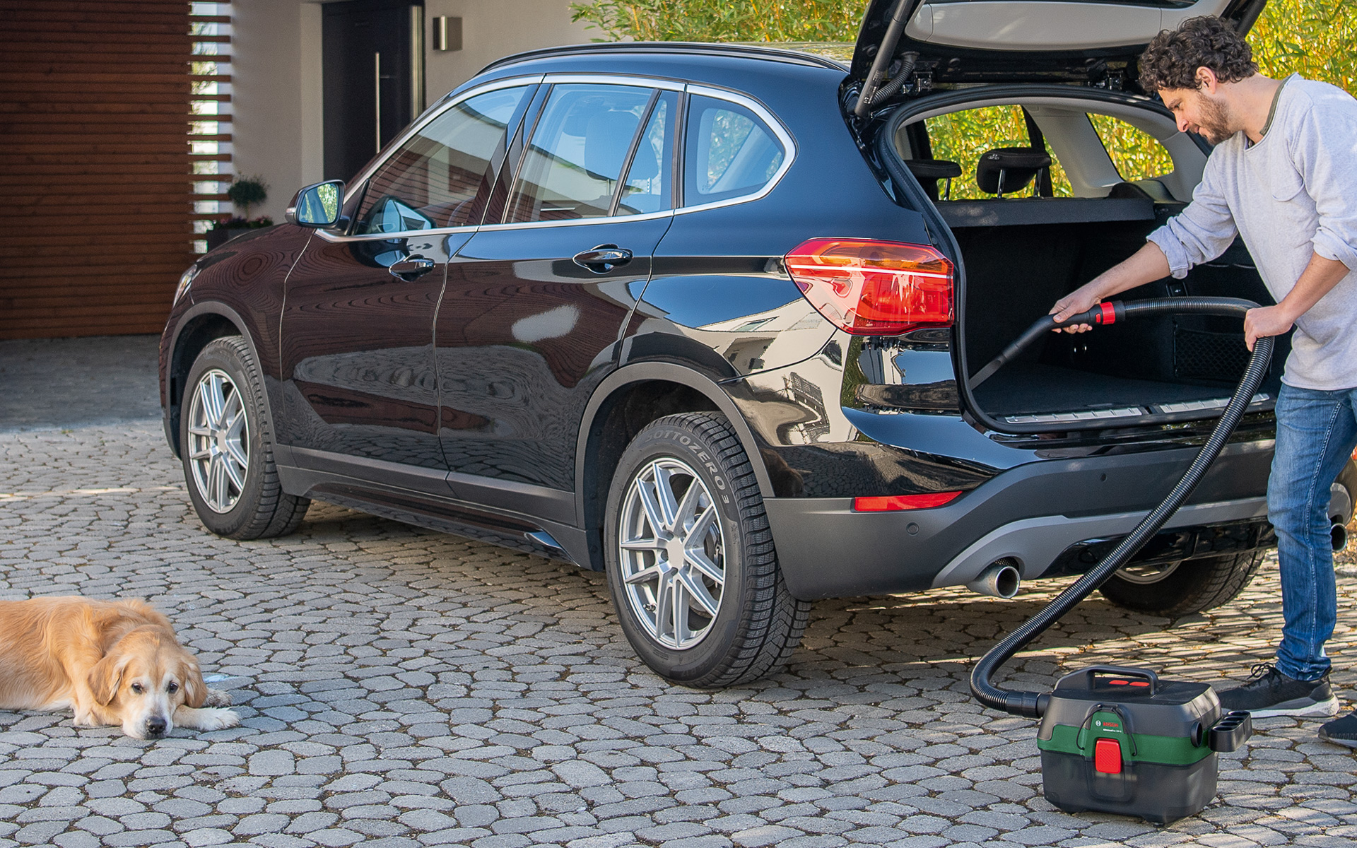 コードレスなのでクルマの室内の清掃などにも便利