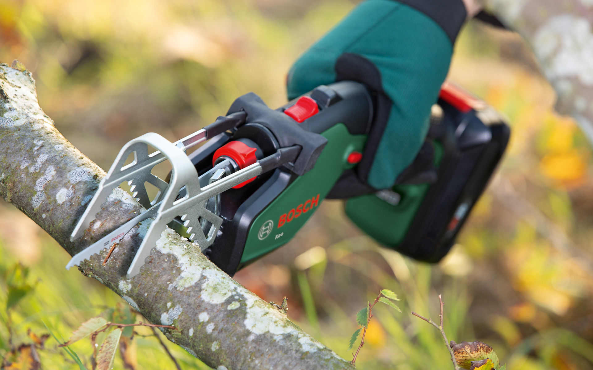 付属のA型クリップを装着すれば枝も片手で切ることも可能になる
