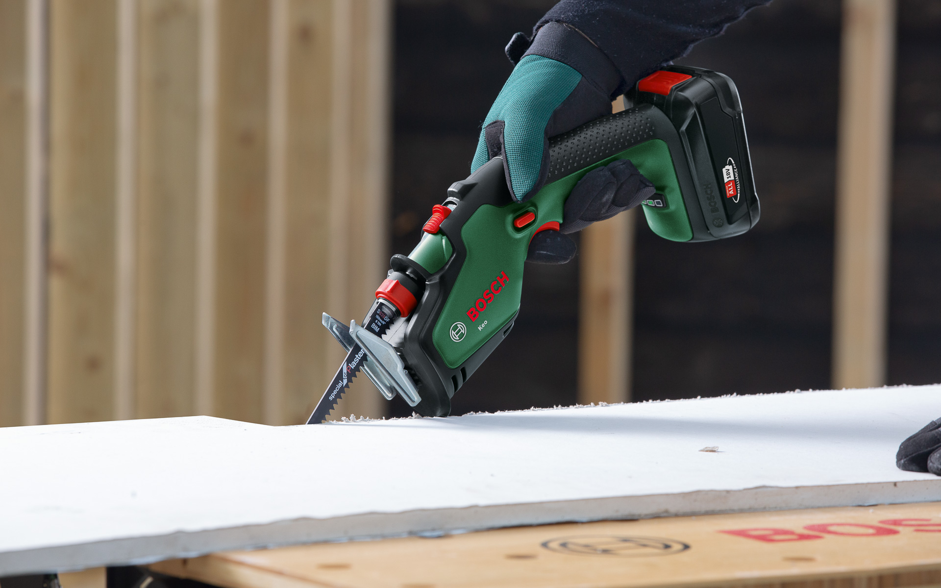 工具なしで交換できる「SDSブレード交換システム」を採用。ブレードを金属用に交換すれば金属の切断も可能