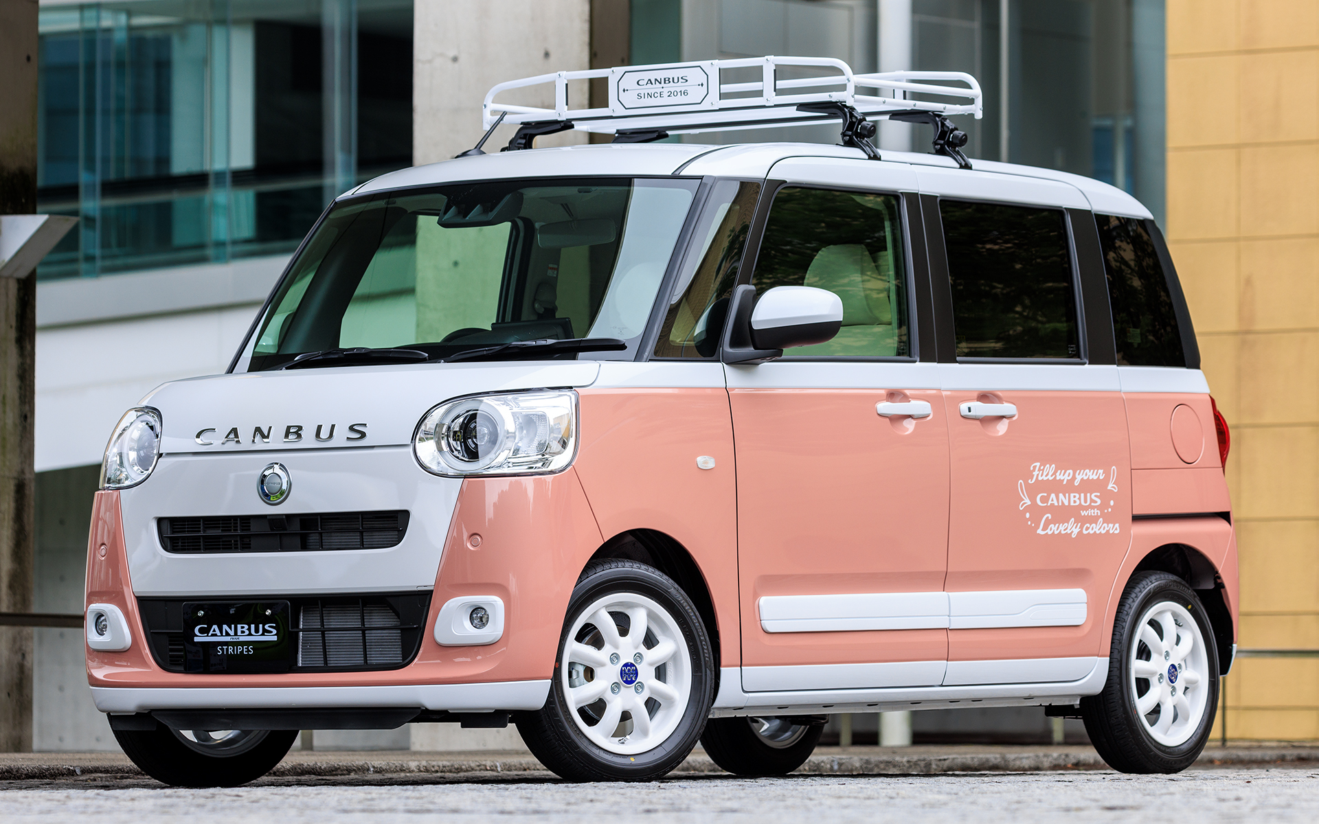 リラックススタイル。撮影車両のボディカラーはシャイニングホワイトパール×アプリコットピンクメタリック。サイドとリアバンパーにはオプションのホワイトストライプ（サイド/1万3904円、リアバンパー/7854円）が装着されている