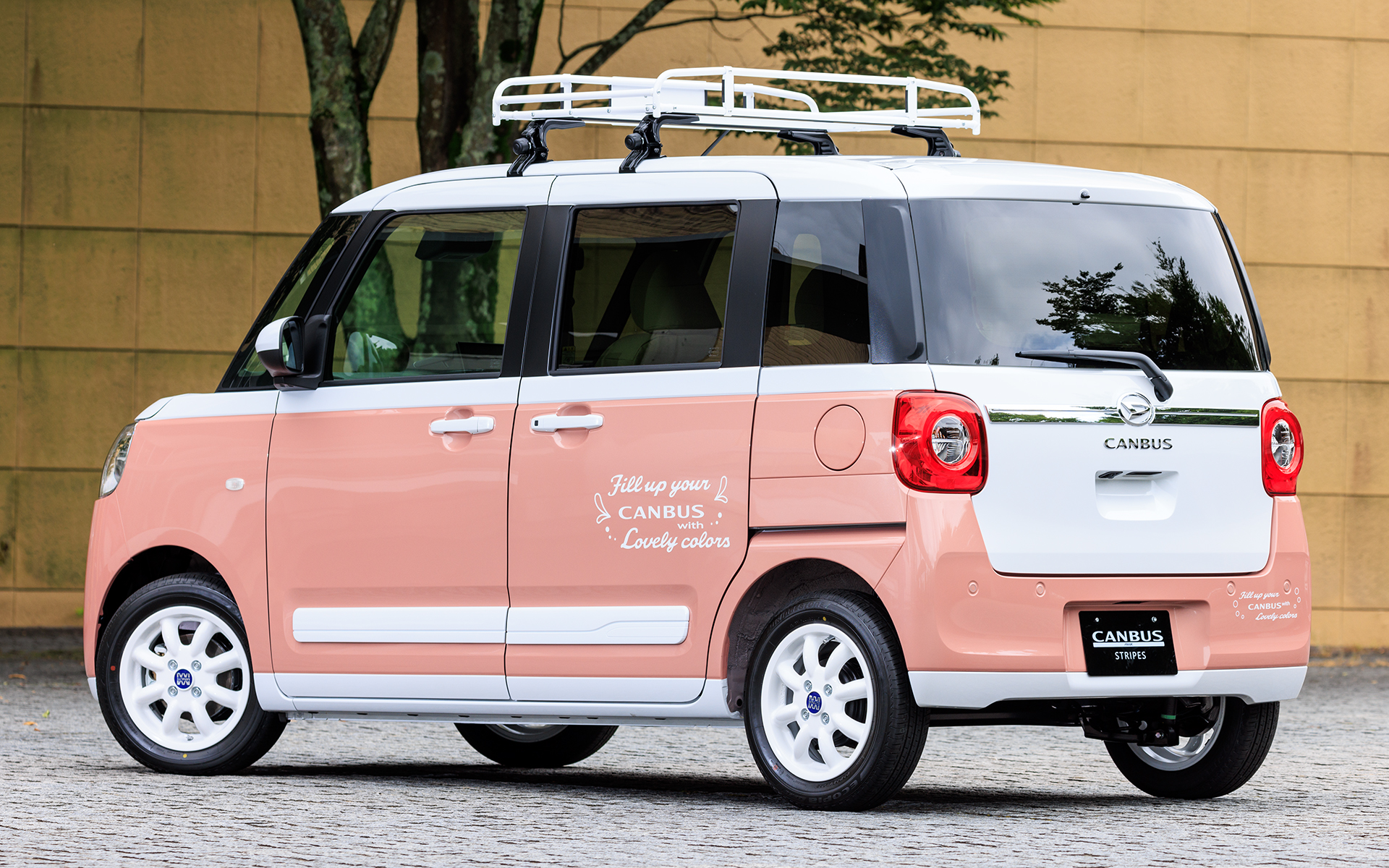 リラックススタイル。撮影車両のボディカラーはシャイニングホワイトパール×アプリコットピンクメタリック。サイドとリアバンパーにはオプションのホワイトストライプ（サイド/1万3904円、リアバンパー/7854円）が装着されている