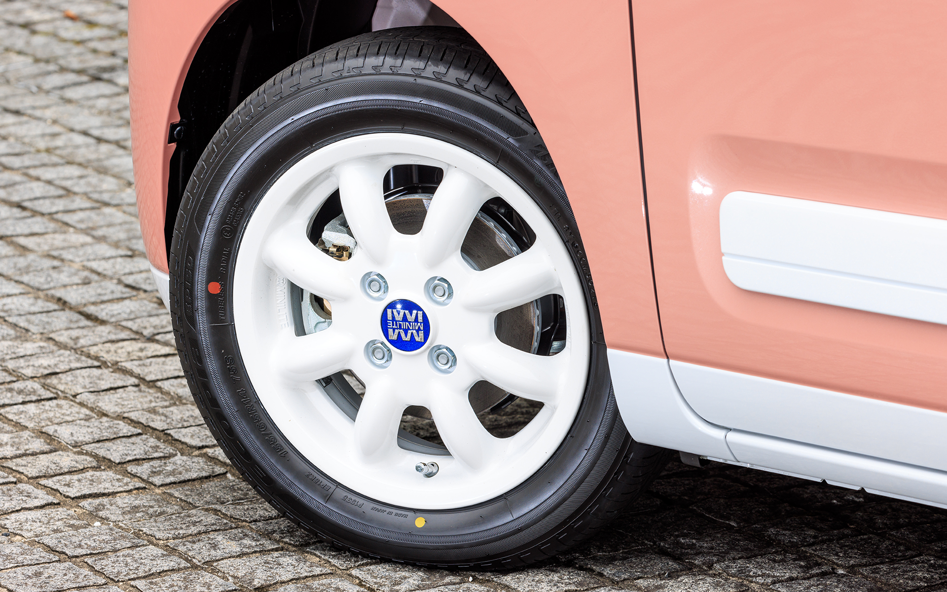 ホワイトにペイントされたミニライトのアルミホイールセット（14インチ）。こちらはオプションでセンターキャップやナットなど1台分セットで9万8010円